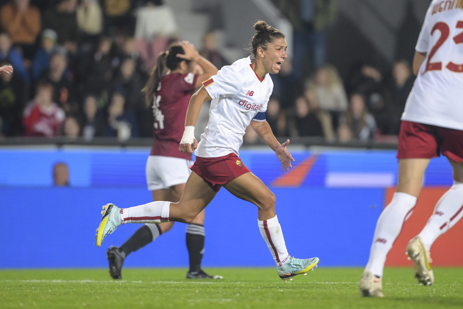 Elisa Bartoli, capitano della Roma Femminile esulta dopo il gol allo Sparta Praga
