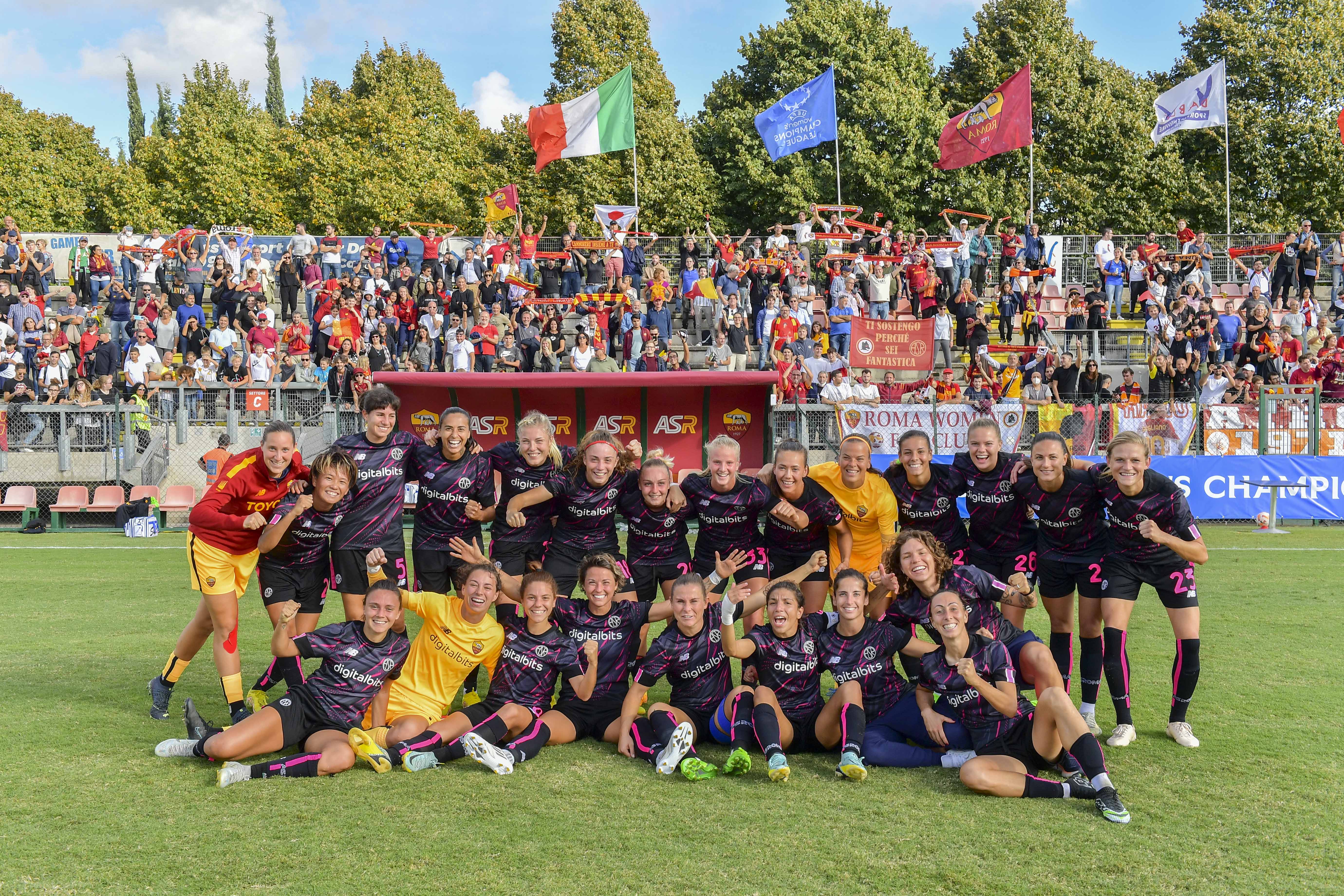 La Roma Femminile fa una foto coi tifosi dopo la vittoria con lo Sparta Praga