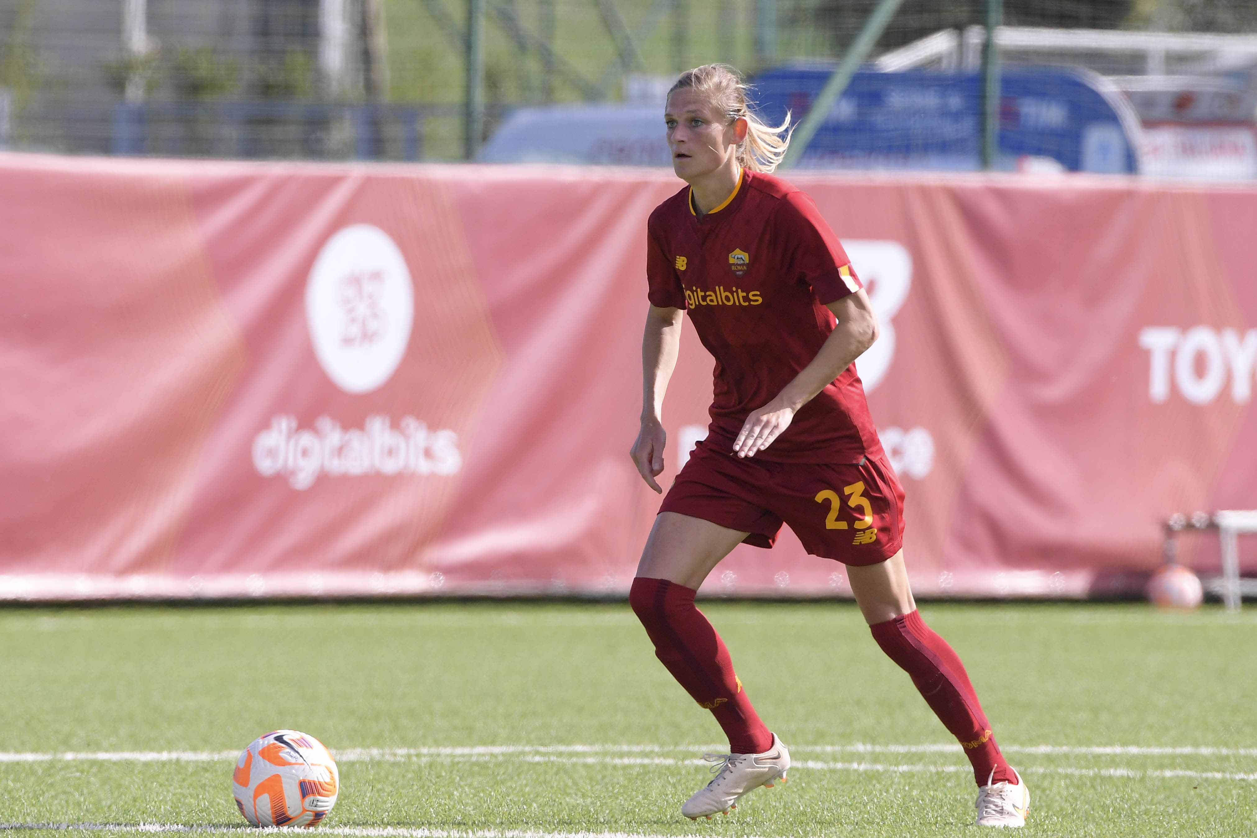 Carina Wenninger con la maglia della Roma