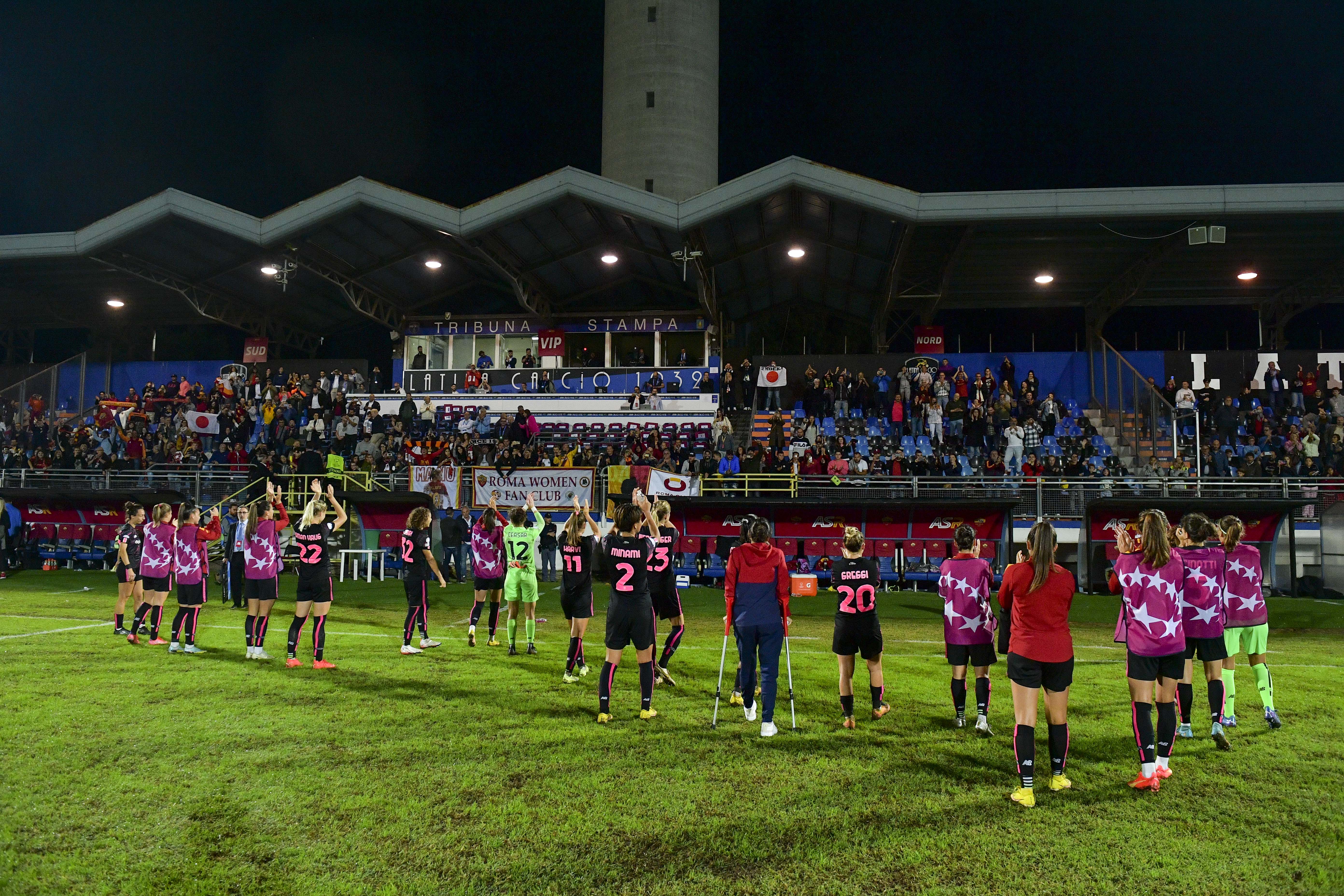 La Roma femminile esulta a fine partita con i tifosi accorsi al Francioni