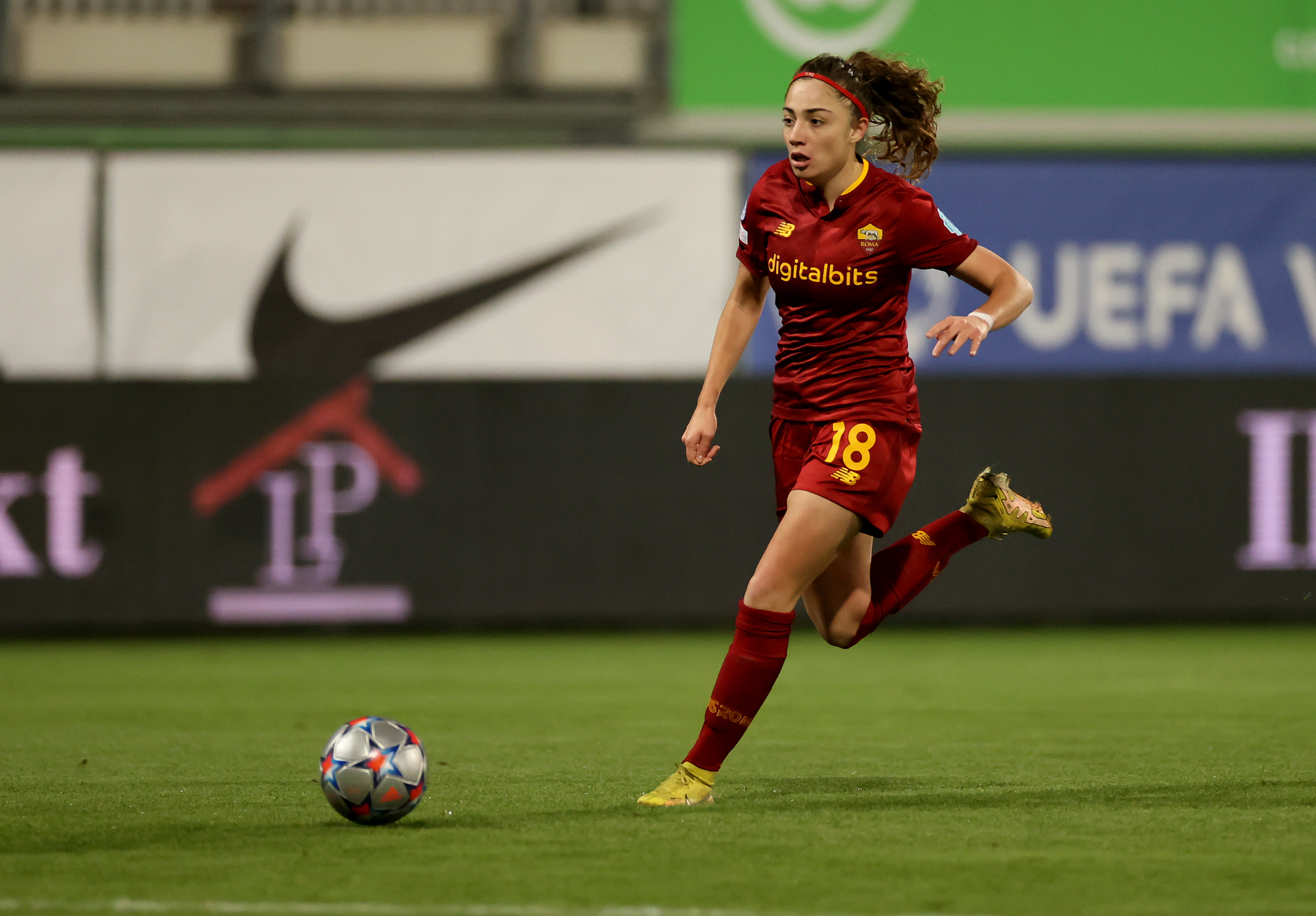 Benedetta Glionna con la maglia della Roma 