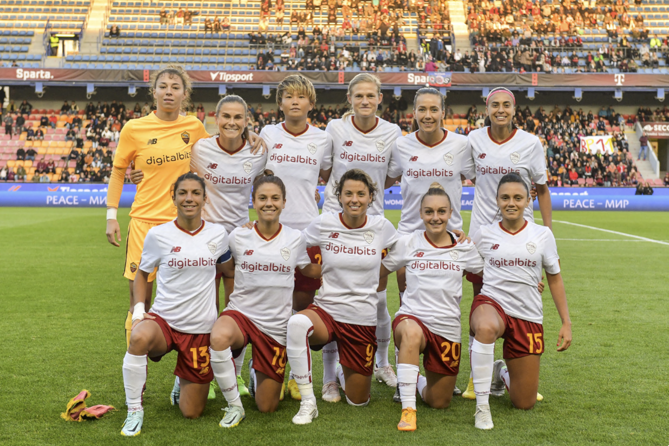 La foto di rito della Roma Femminile prima del match contro lo Sparta Praga