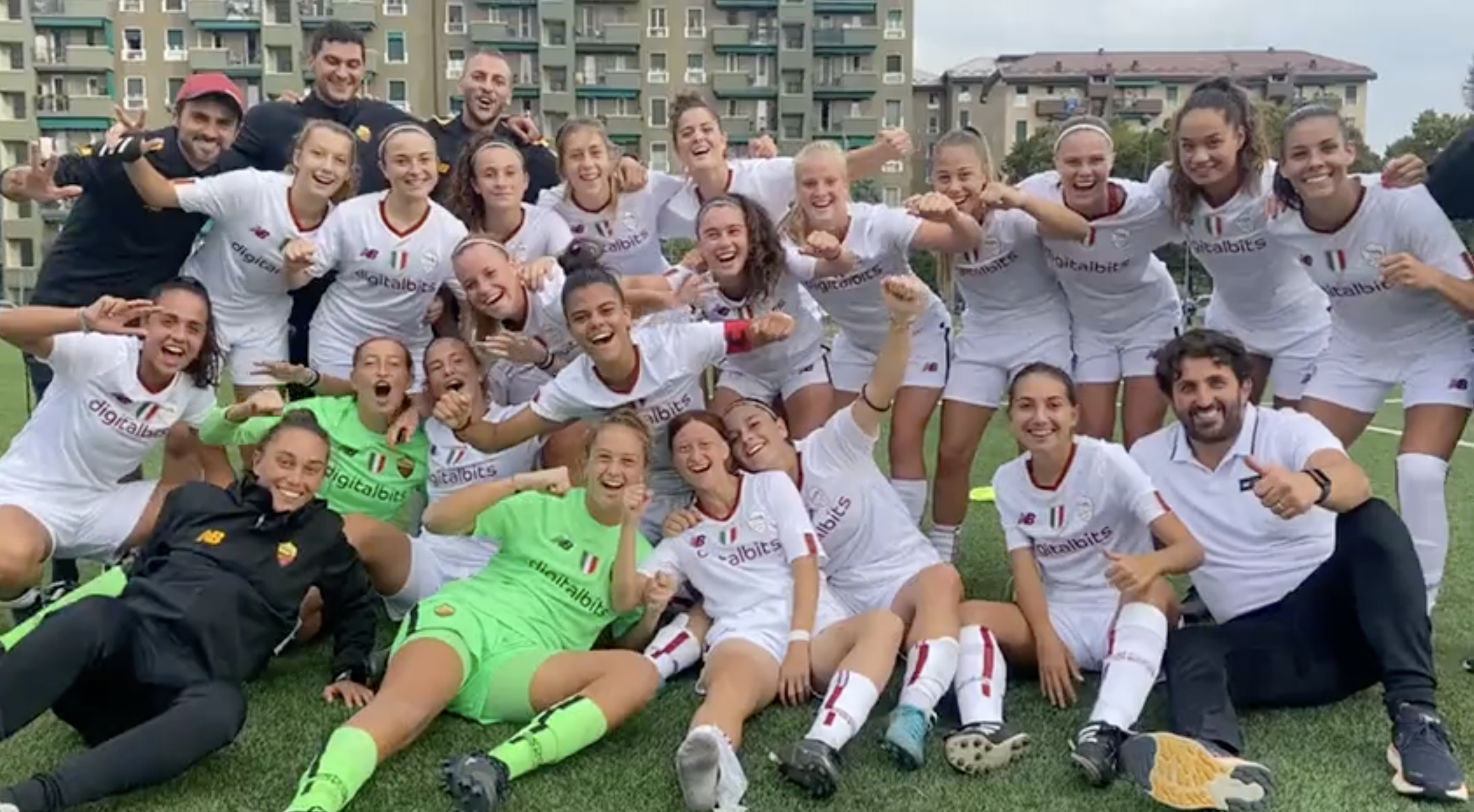 Le ragazze della Roma Primavera Femminile esultano dopo la vittoria contro l'Inter