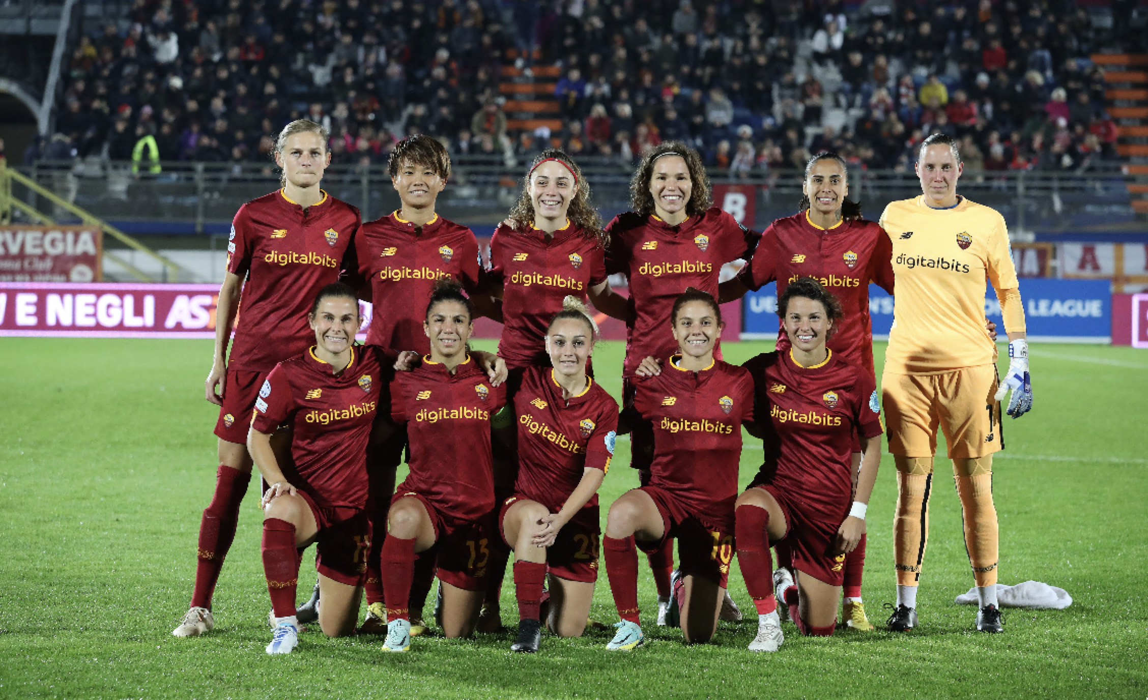 La foto di rito della Roma Femminile prima del match contro il Wolfsburg in Champions