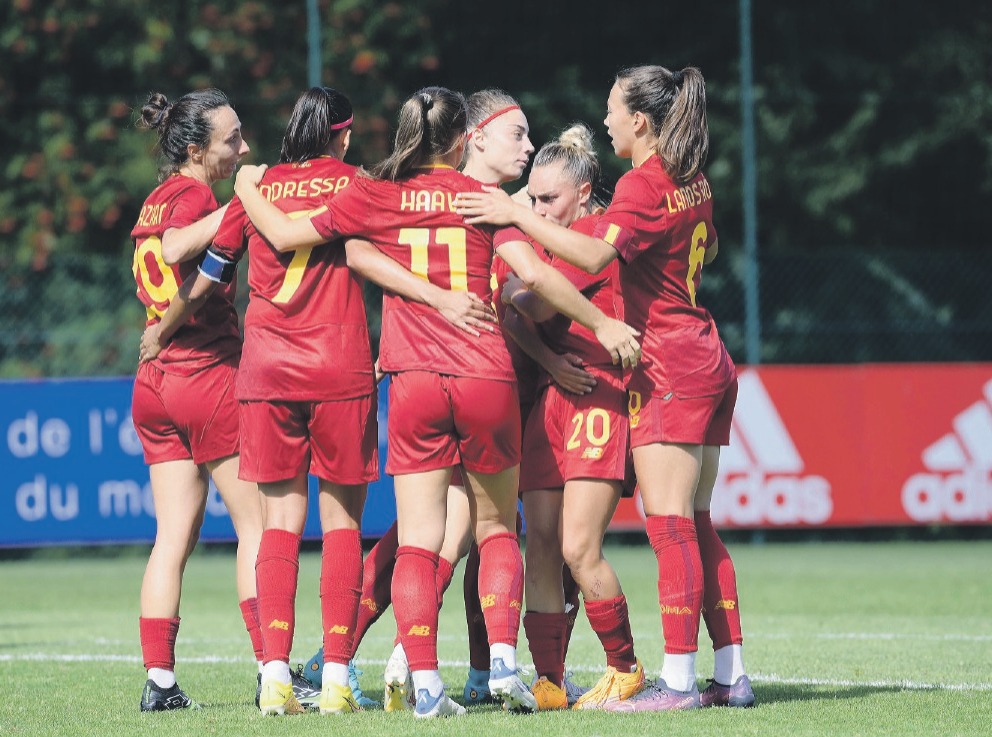 La Roma Femminile esulta dopo un gol 