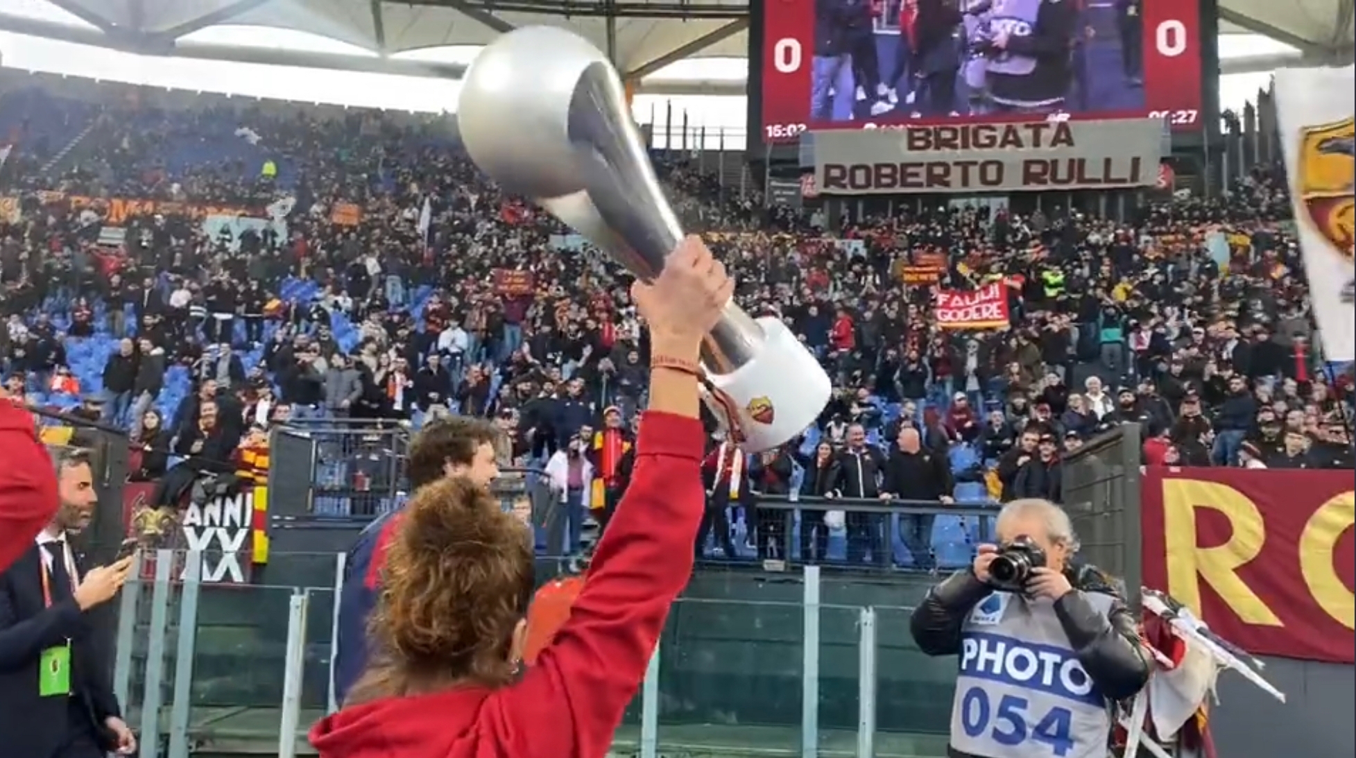 Bartoli con il trofeo della Supercoppa vinta contro la Juve sotto la Curva Sud (Twitter AS Roma)