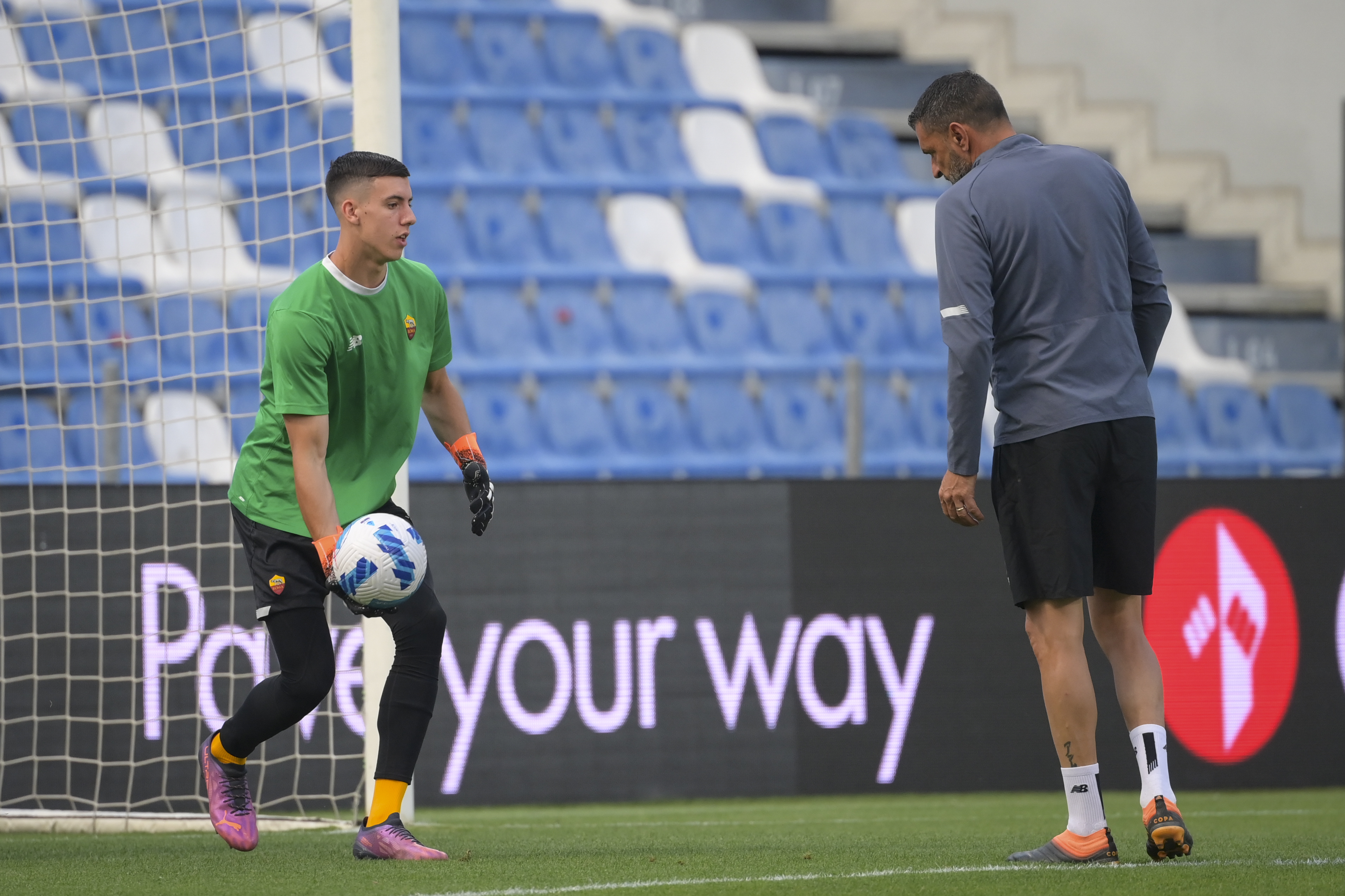 Mastrantonio in campo durante un riscaldamento con la Roma