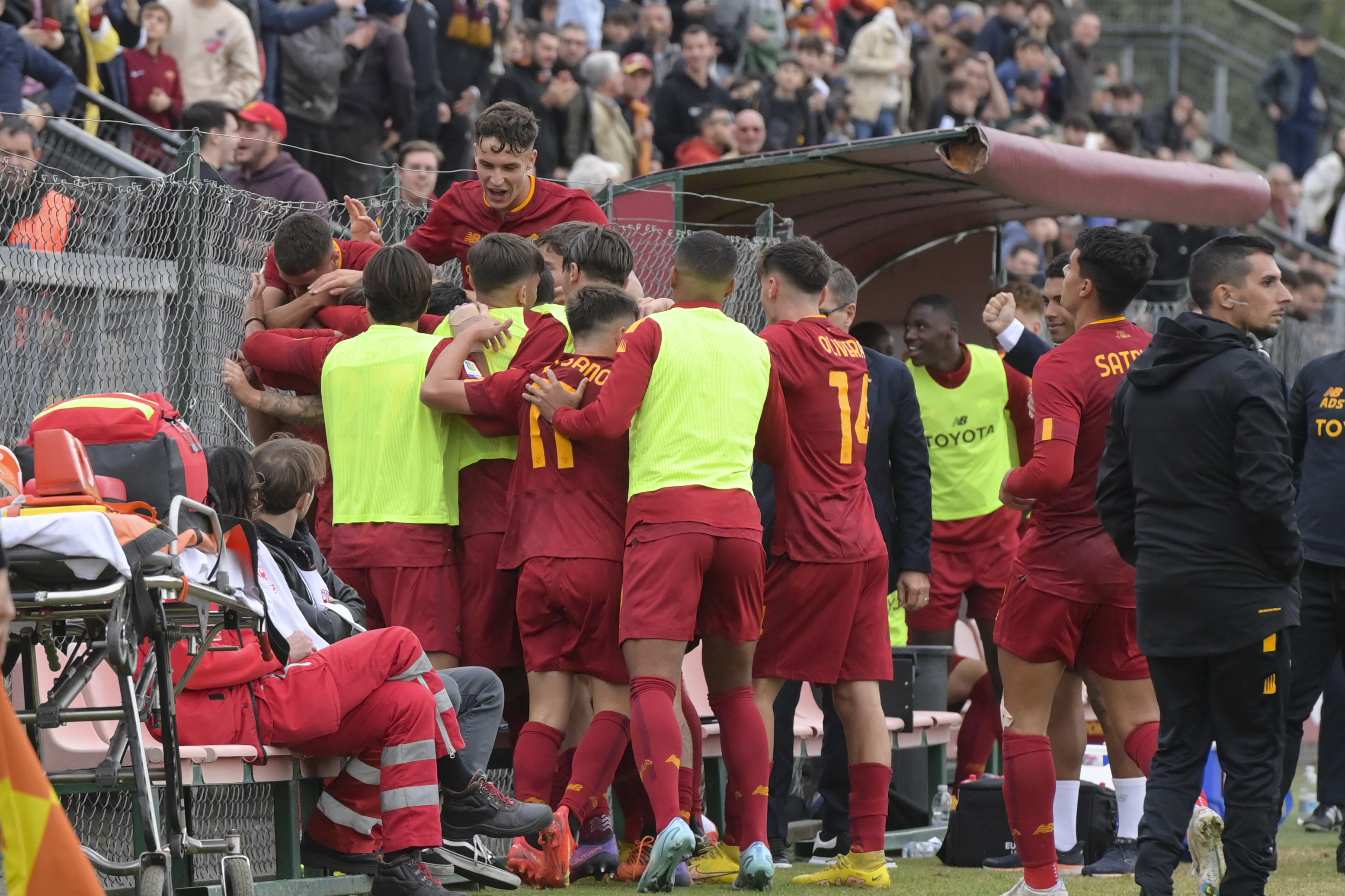 I giocatori della Roma Primavera esultano al gol di Pagano contro la Juventus