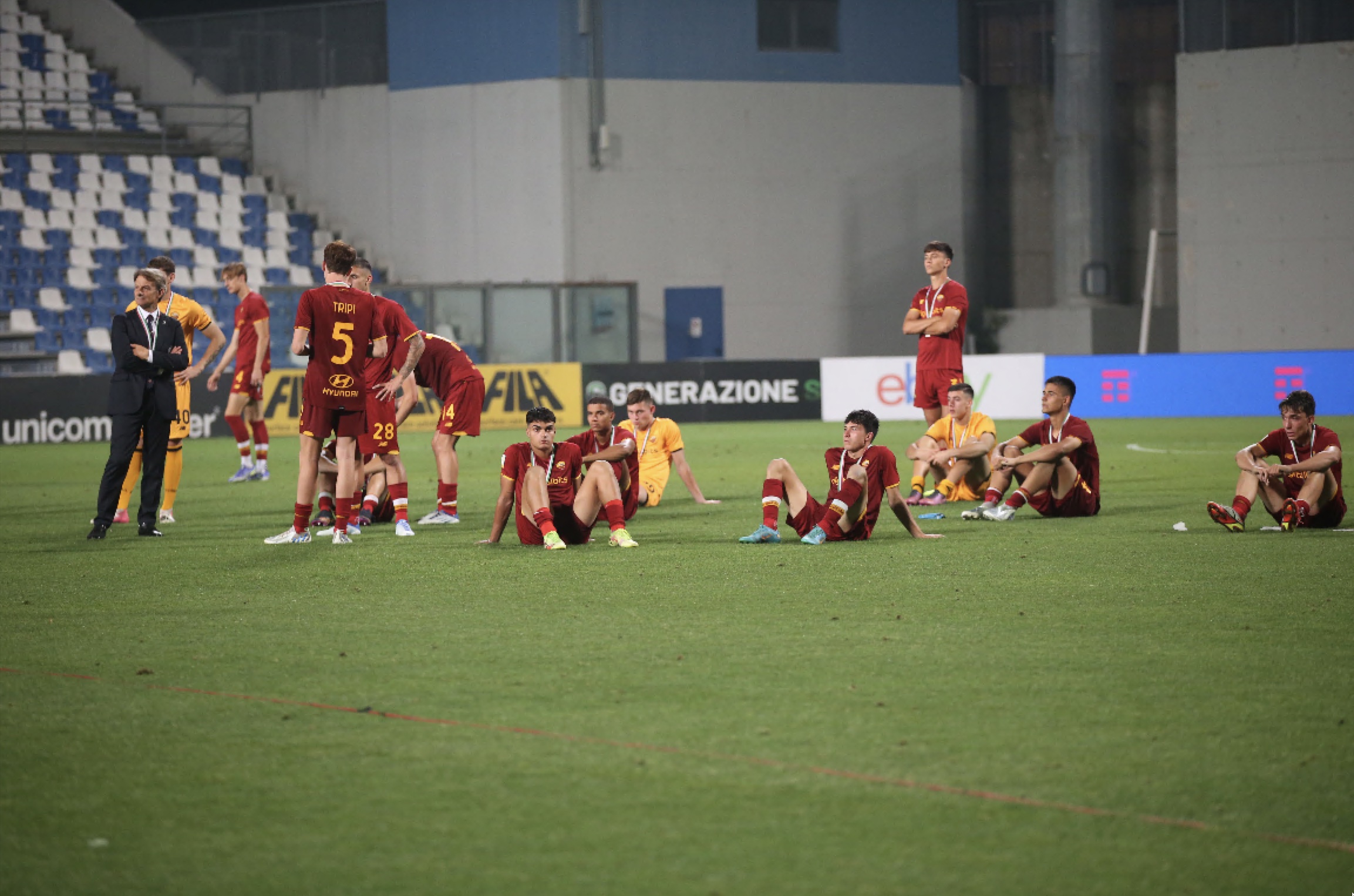 La Roma Primavera dopo la sconfitta con l'Inter in finale scudetto