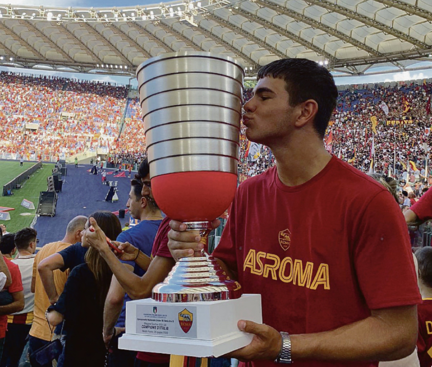 Nardozi bacia la coppa dello Scudetto all’Olimpico