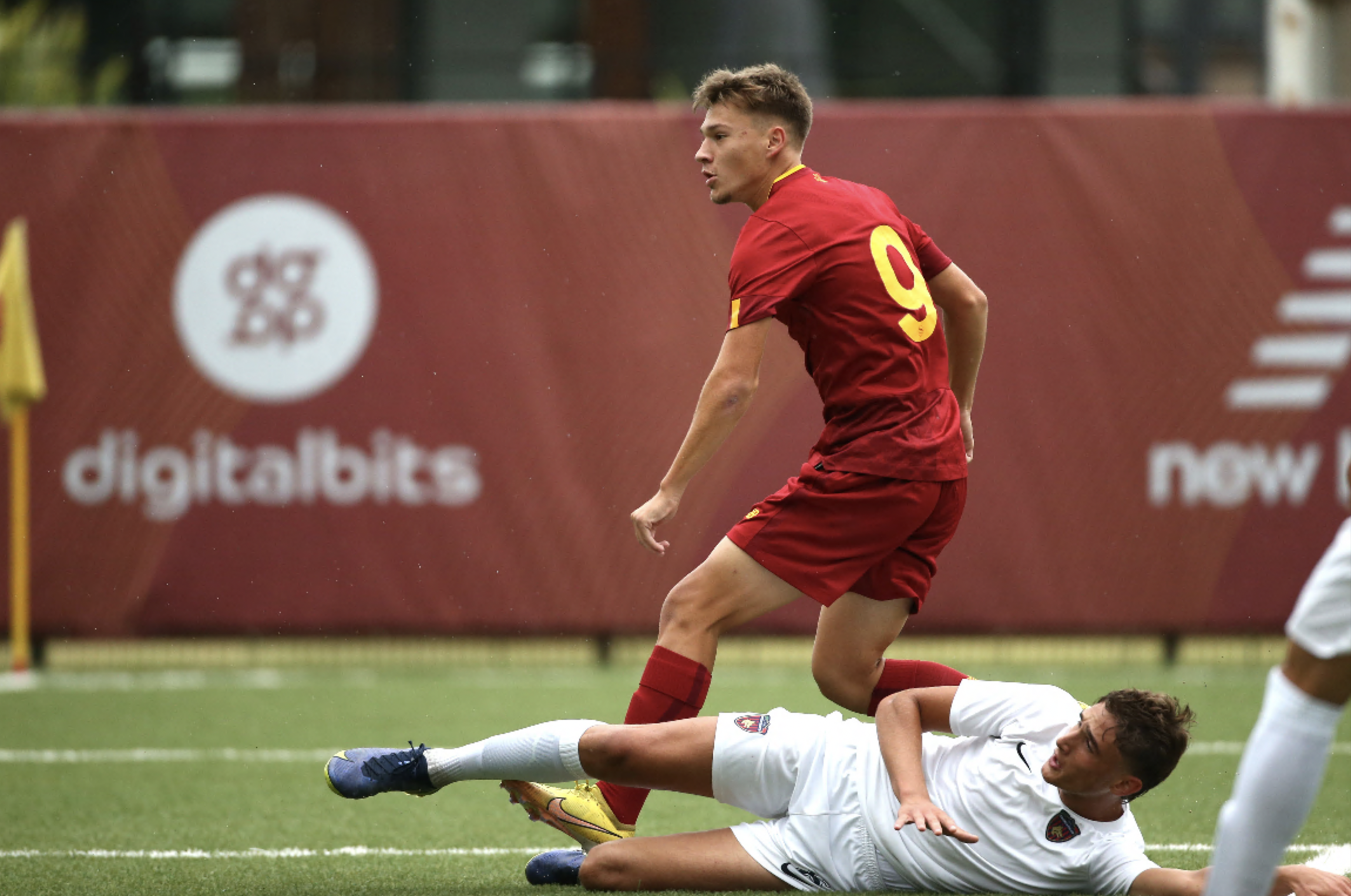 Lo sloveno Mlakar, subito dopo aver deviato in porta il pallone dell’1-0, in Roma-Cosenza Under 17