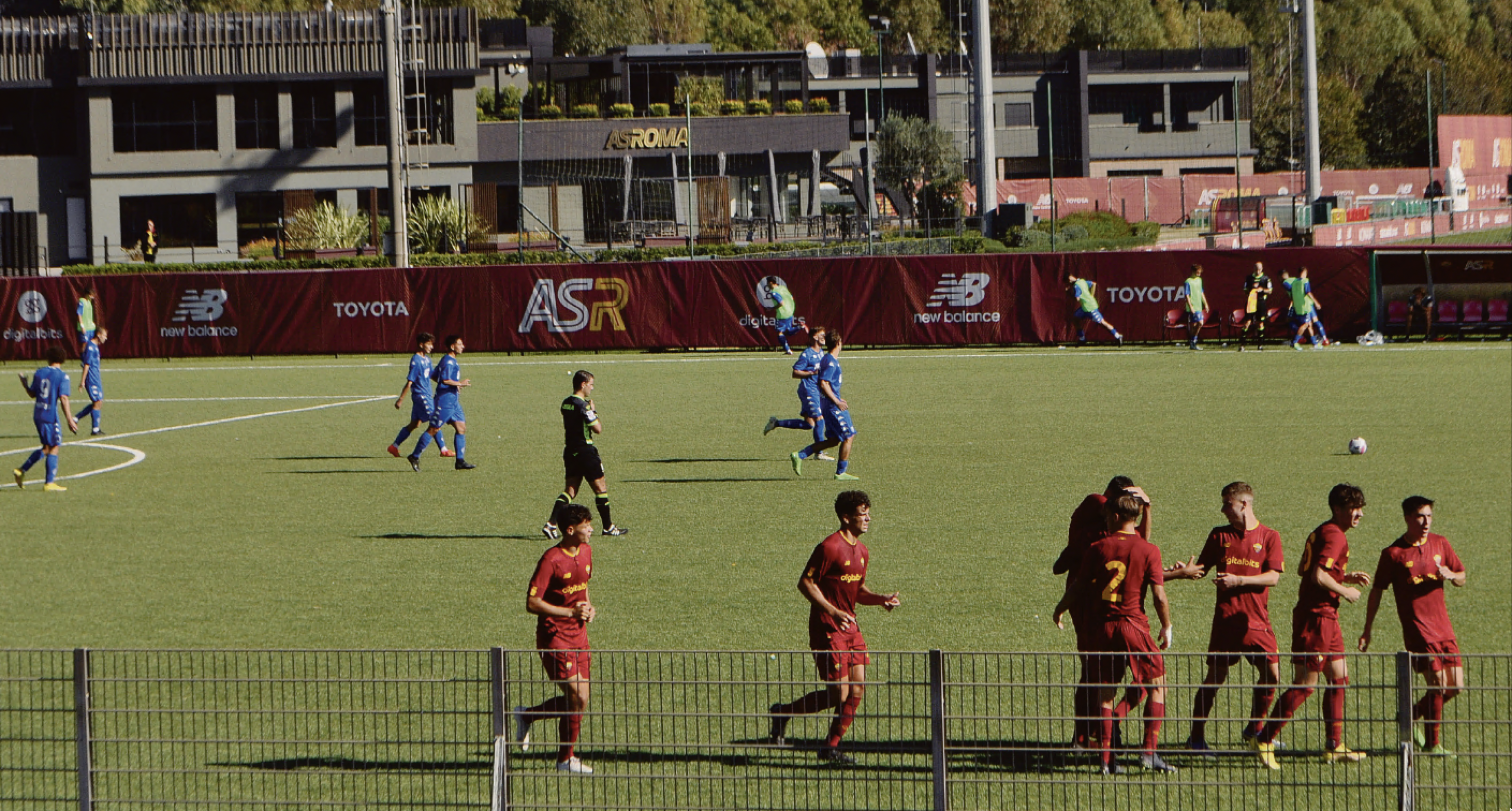 I giocatori della Roma Under 18 festeggiano per il terzo gol con l'Empoli, firmato da capitan Bolzan