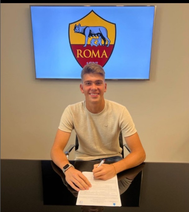 Renato Bellucci Marin al momento della firma del contratto