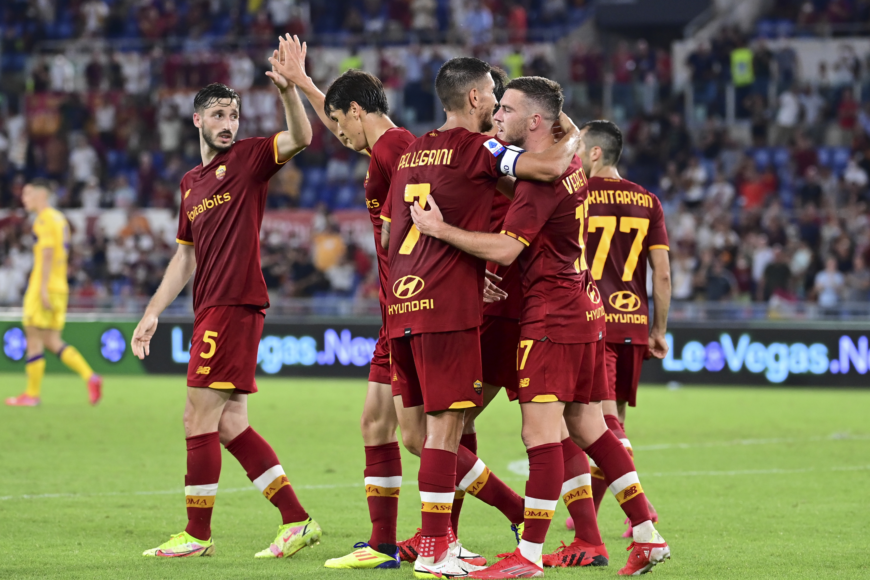 L'esultanza dei giocatori della Roma contro la Fiorentina alla prima giornata del campionato 2021-22