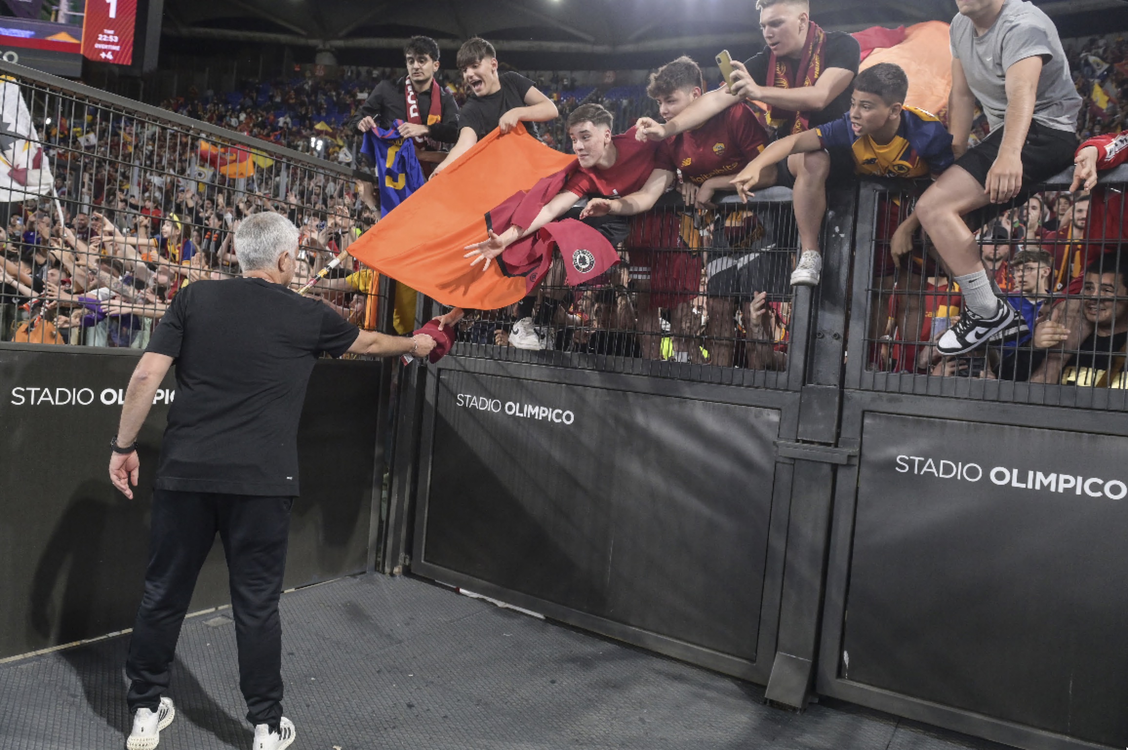 Josè Mourinho con i tifosi dopo Roma-Venezia