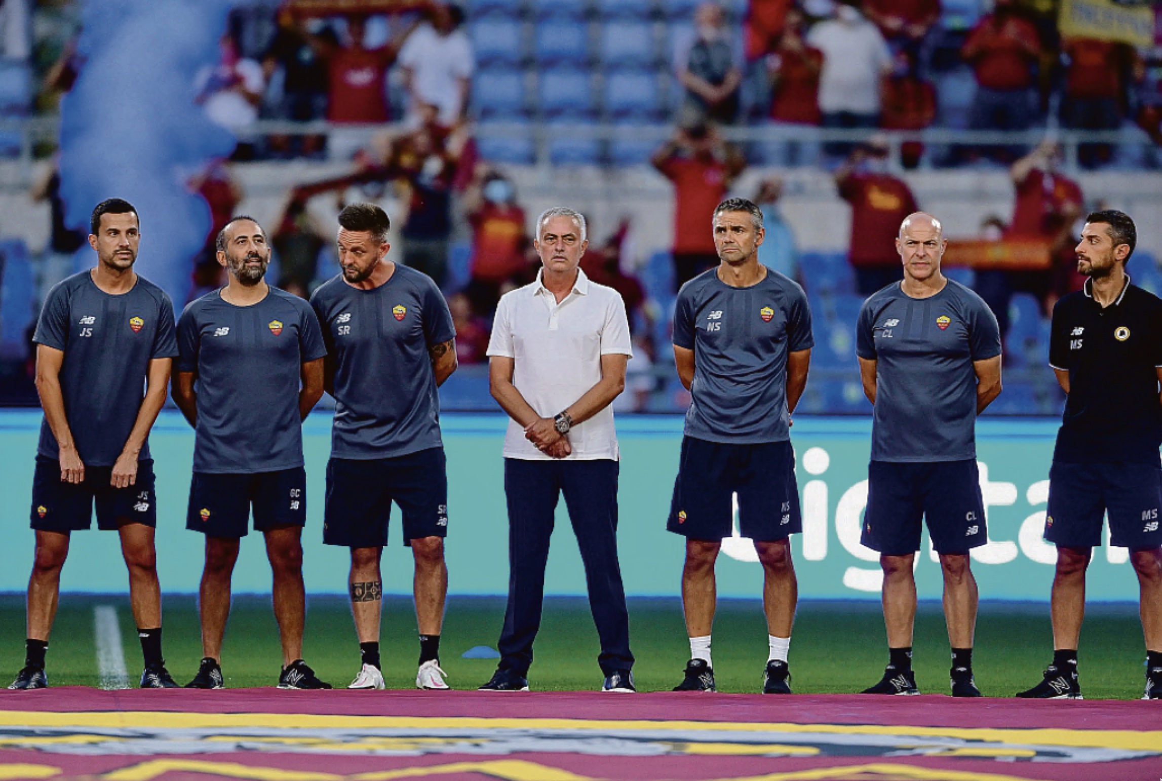 José Mourinho e il suo staff al centro del campo in occasione della presentazione della squadra della scorsa stagione contro il Raja Casablanca