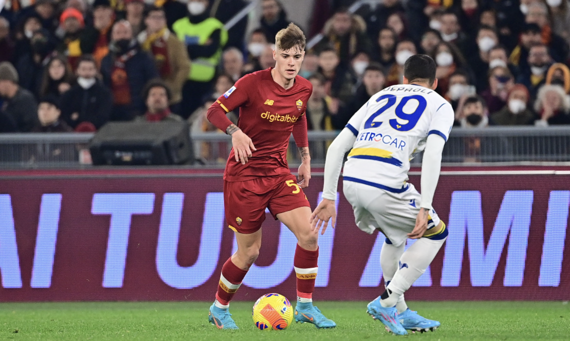 Zalewski in azione con la maglia della Roma