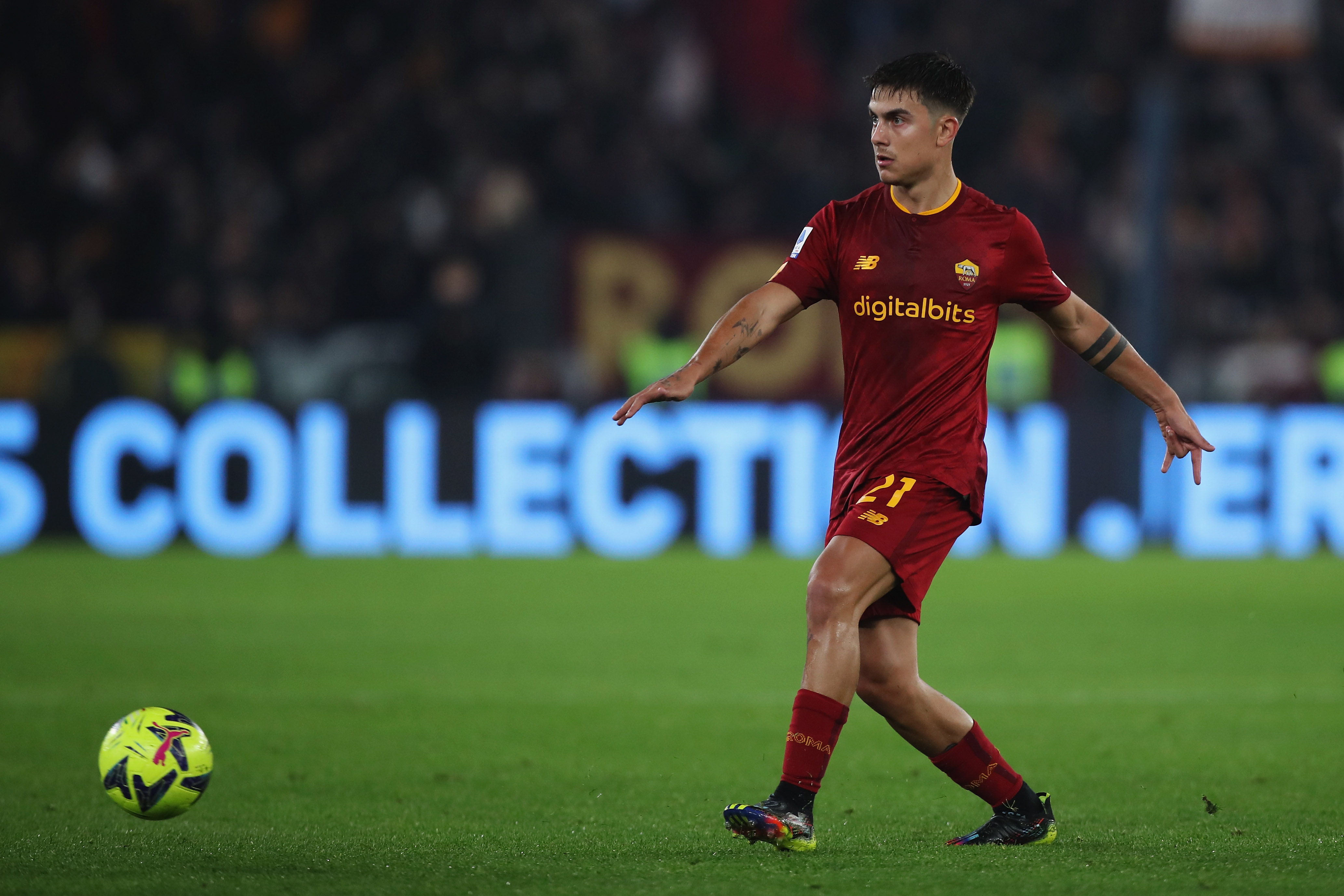 Una foto di Dybala in campo allo Stadio Olimpico