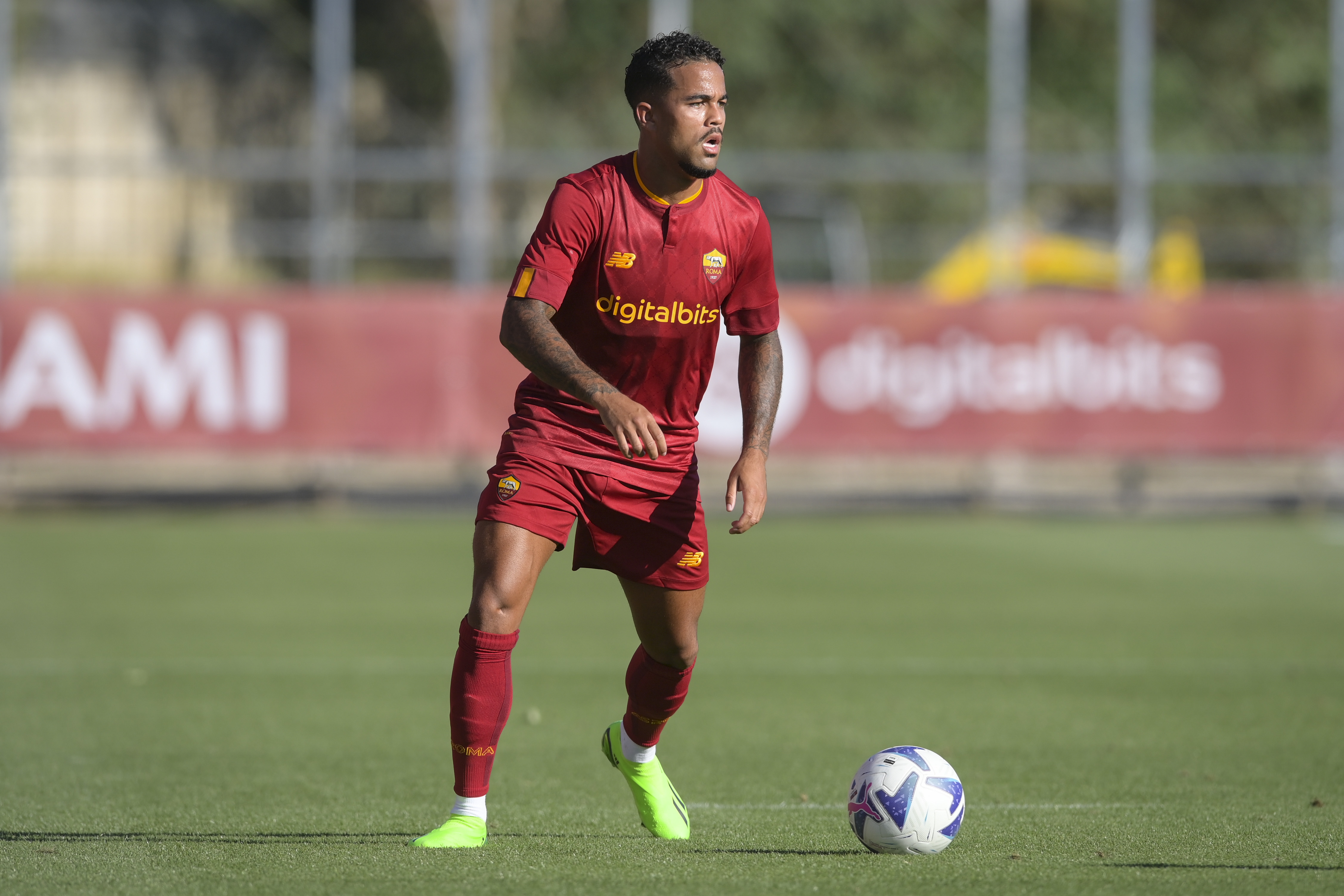 Justin Kluivert in campo contro il Trastevere a Trigoria