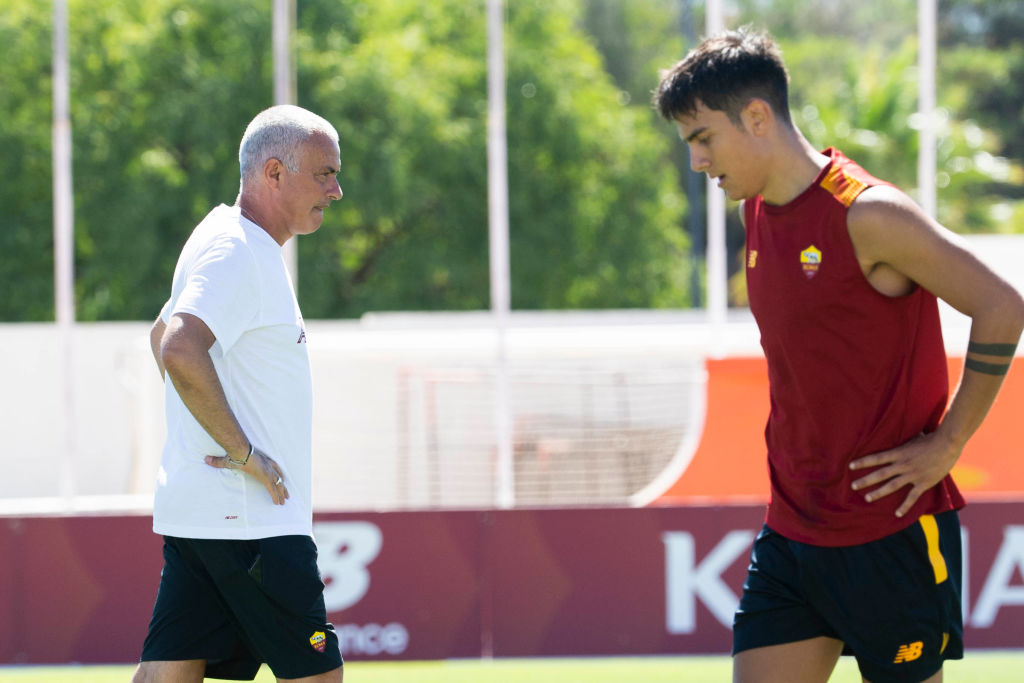 Paulo Dybala e Josè Mourinho durante l'allenamento