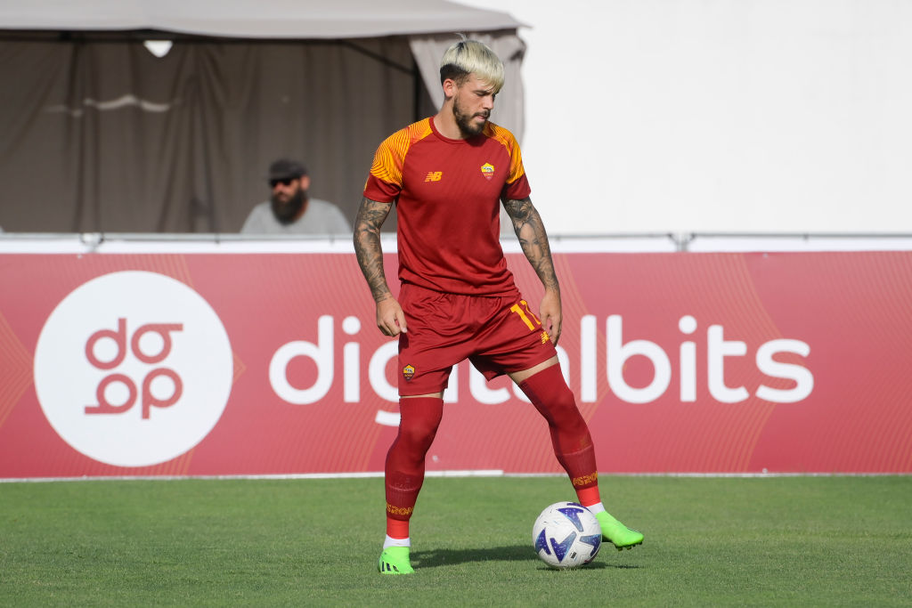 Carles Perez in campo durante l'allenamento