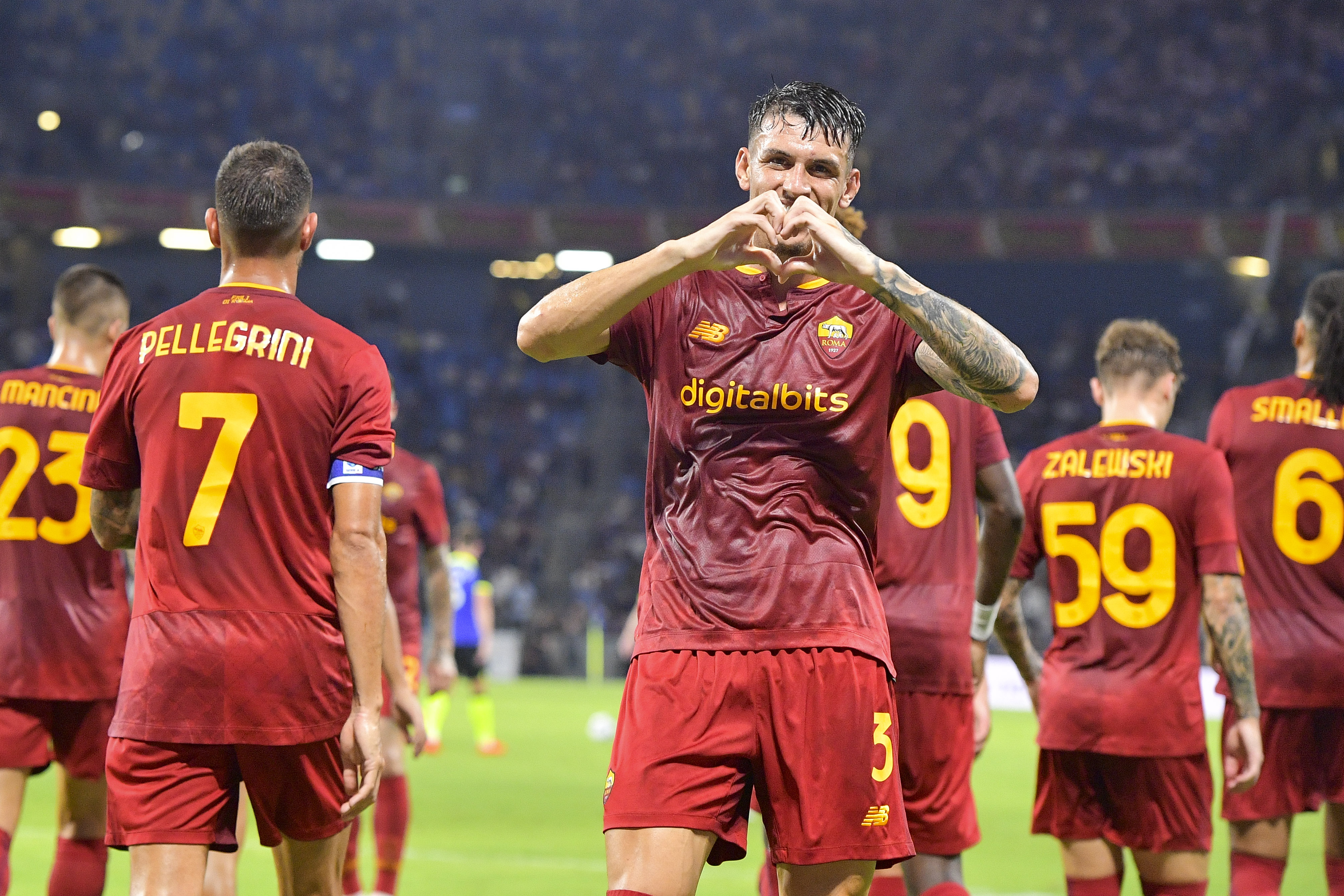 Paulo Dybala con la maglia della Roma 