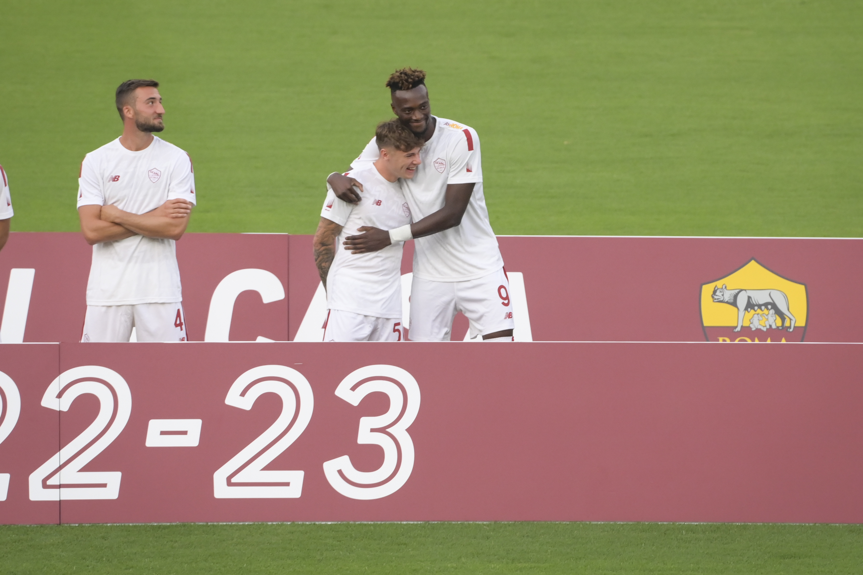 Cristante, Zalewski e Abraham durante la presentazione della squadra