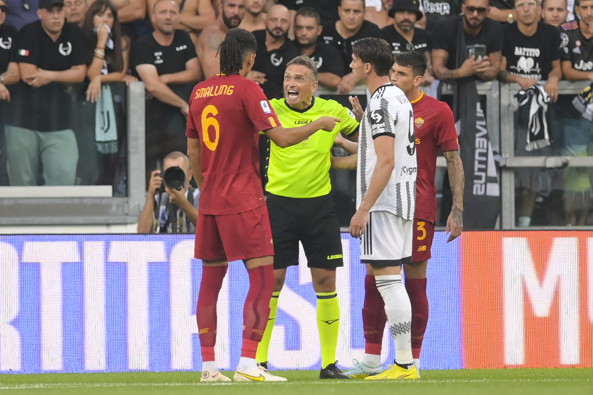 Smalling a colloquio con Irrati durante Juventus-Roma
