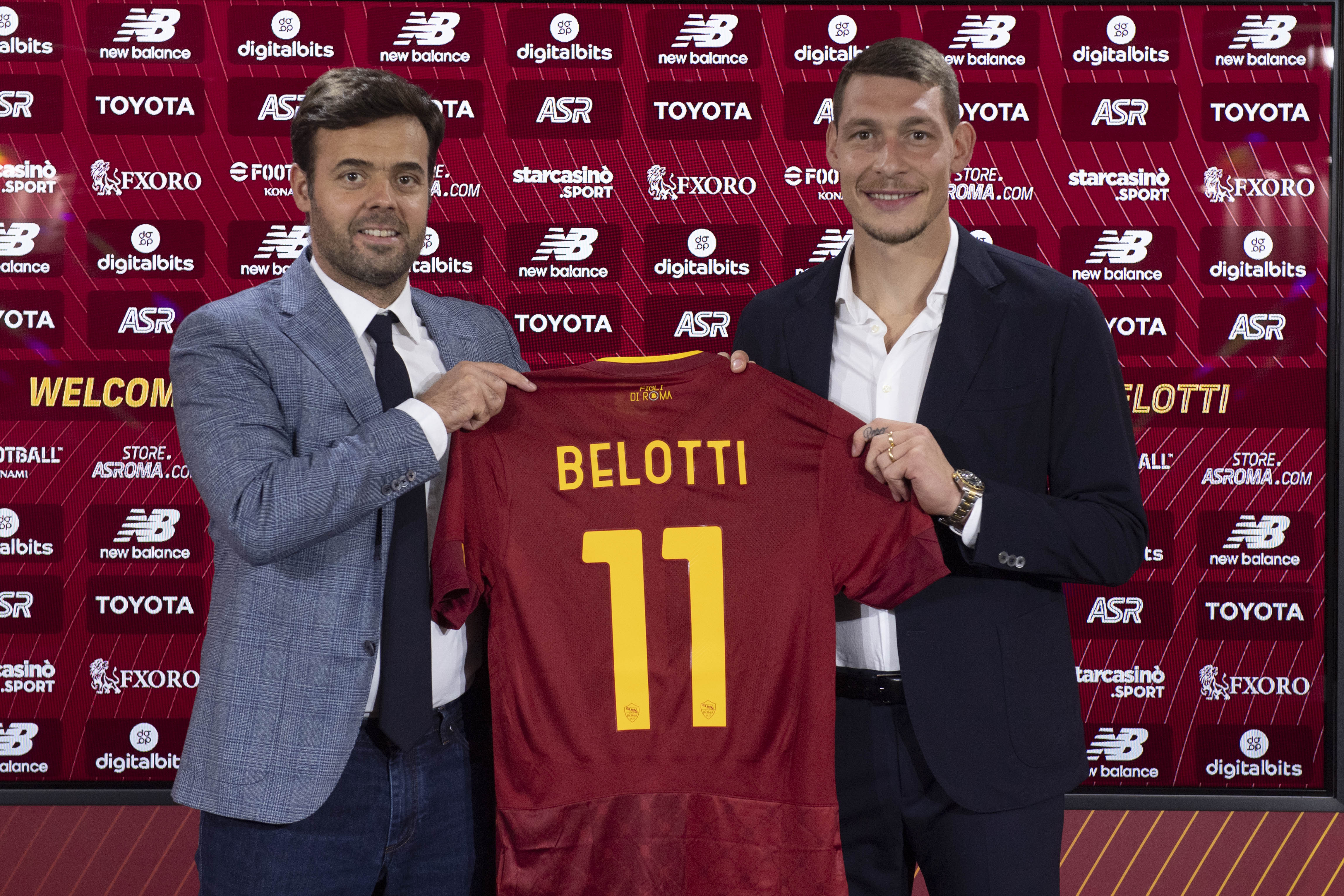 Belotti e Pinto con la maglia del nuovo numero 11 della Roma