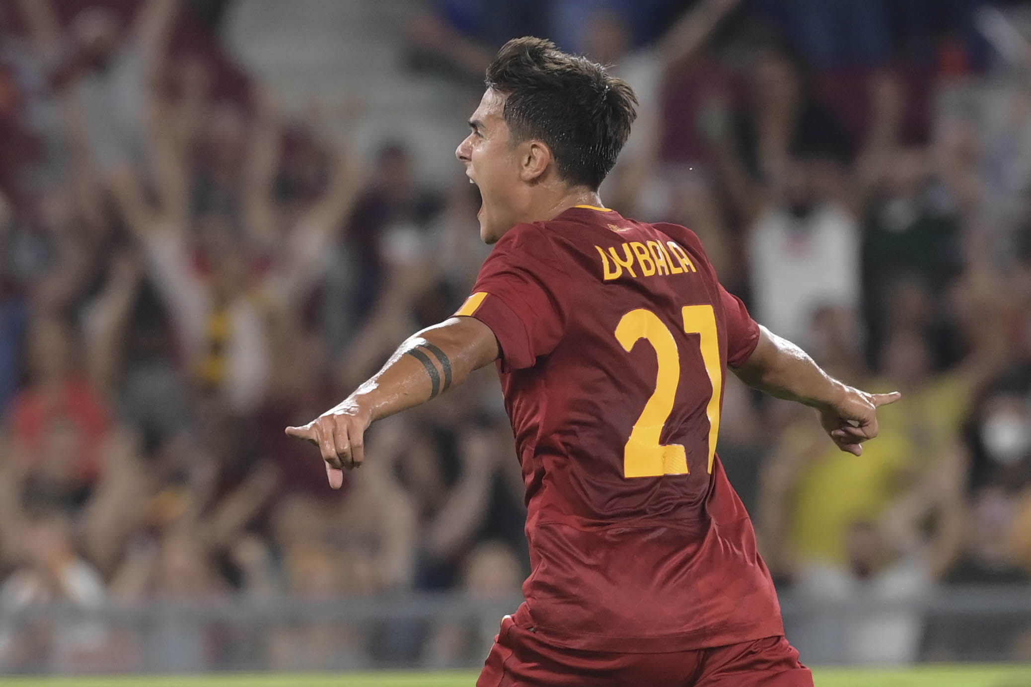 Dybala con la maglia della Roma