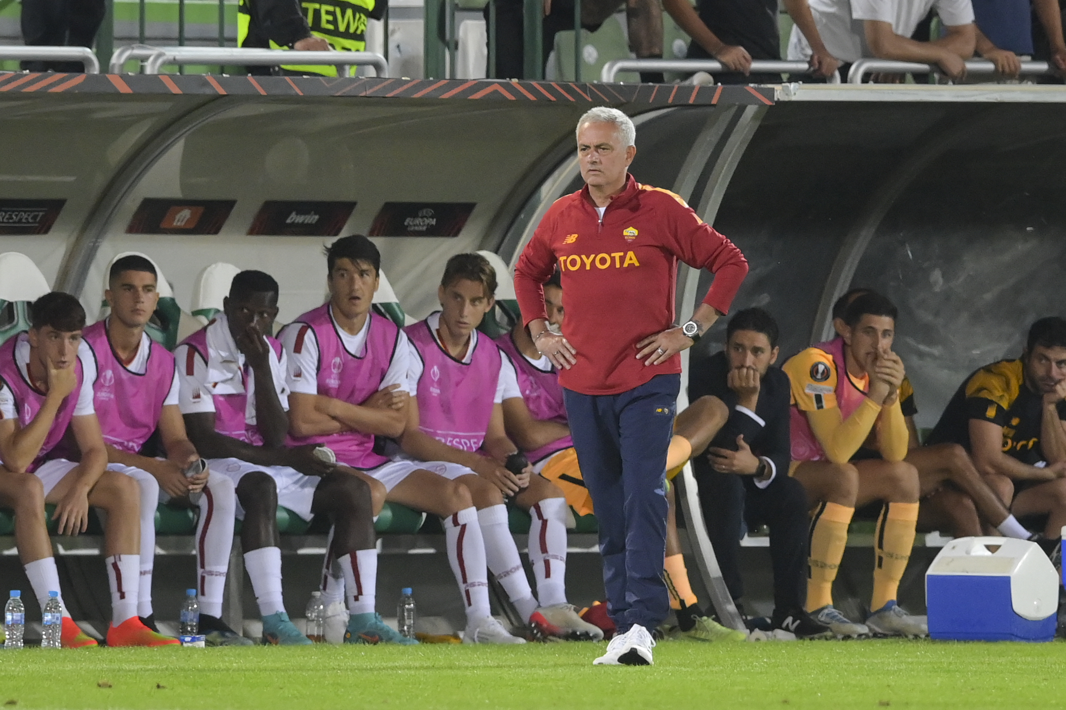 Mourinho davanti alla panchina nella partita contro il Ludogorets