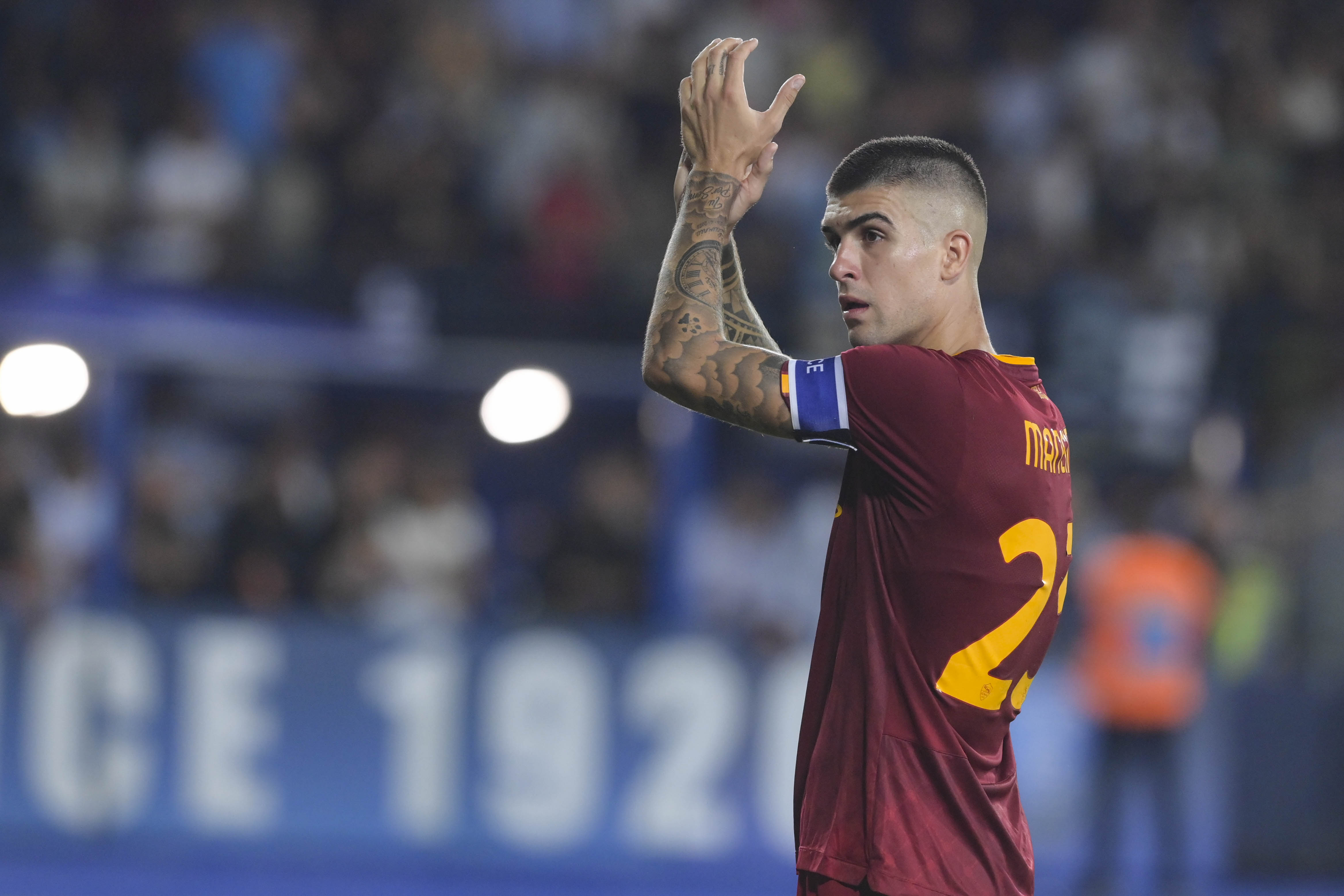 Gianluca Mancini a fine partita saluta il settore ospiti con la fascia da capitano