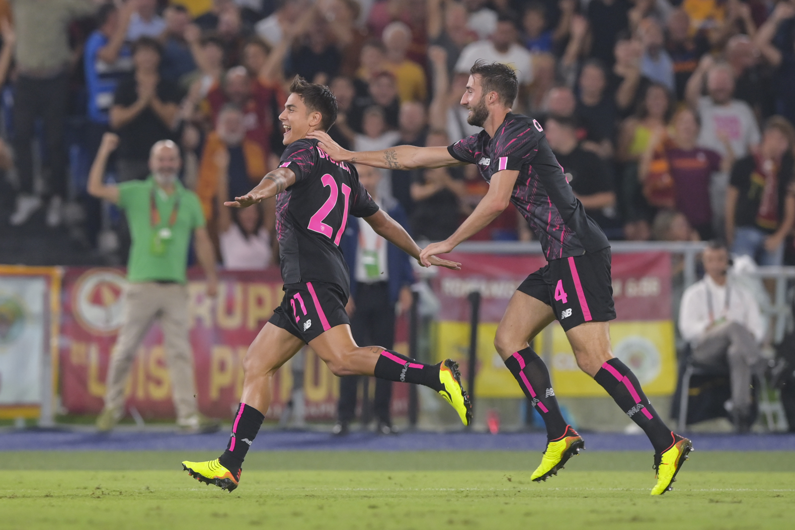 Dybala esulta con Cristante dopo il gol dell'1-0