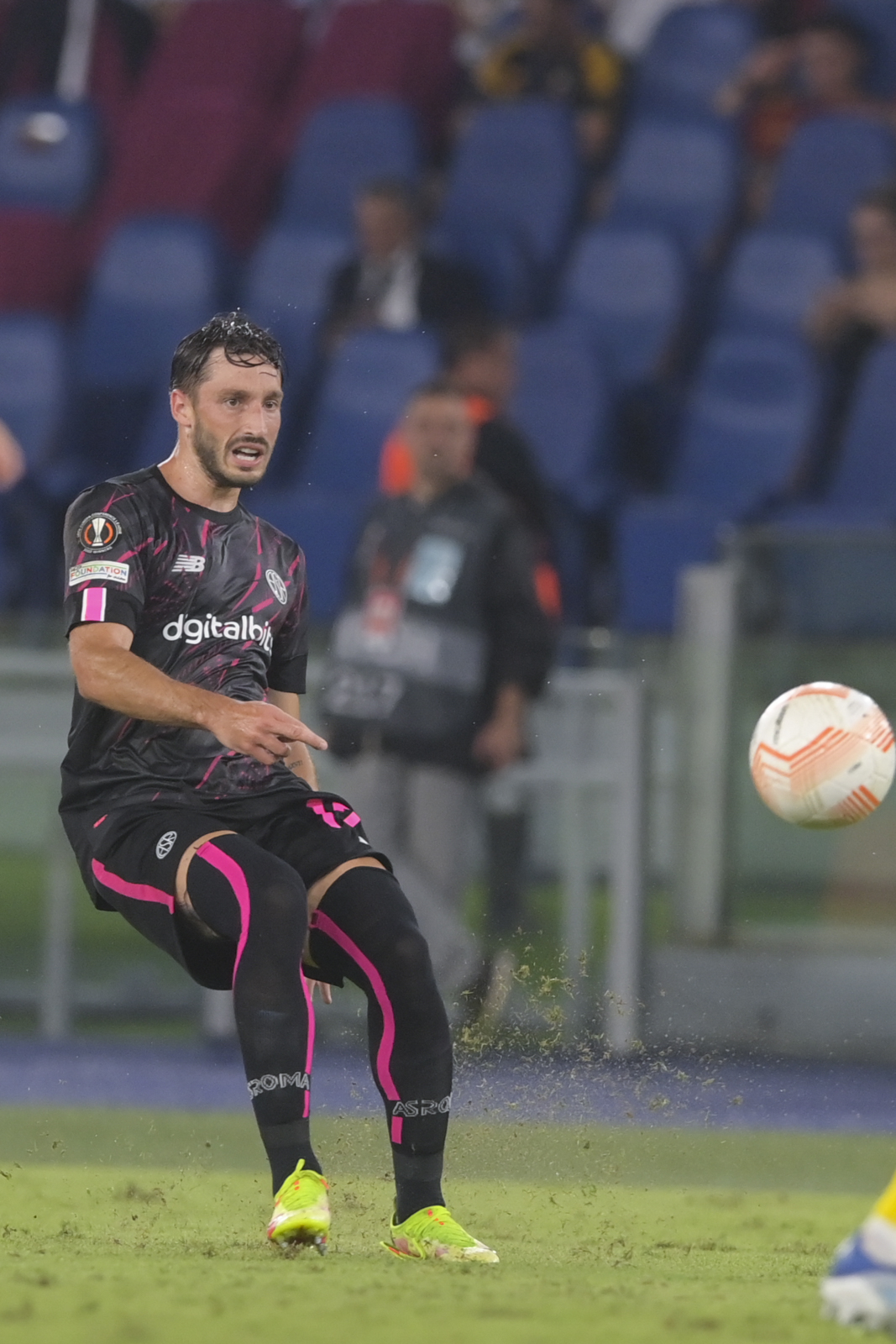 Matias Viña in azione contro l'Helsinki