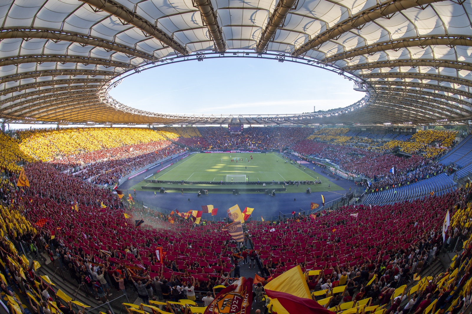 Lo Stadio Olimpico colorato di giallorosso