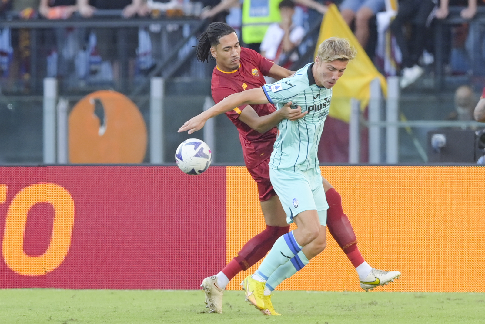 Chris Smalling in azione contro l'Atalanta