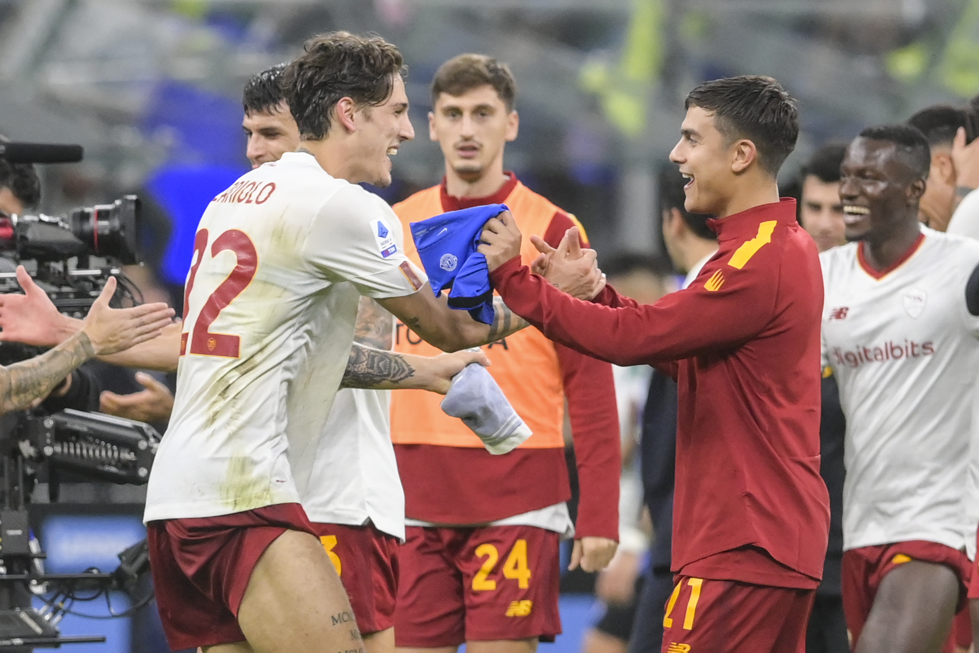 Zaniolo e Dybala esultano dopo la vittoria sull'Inter