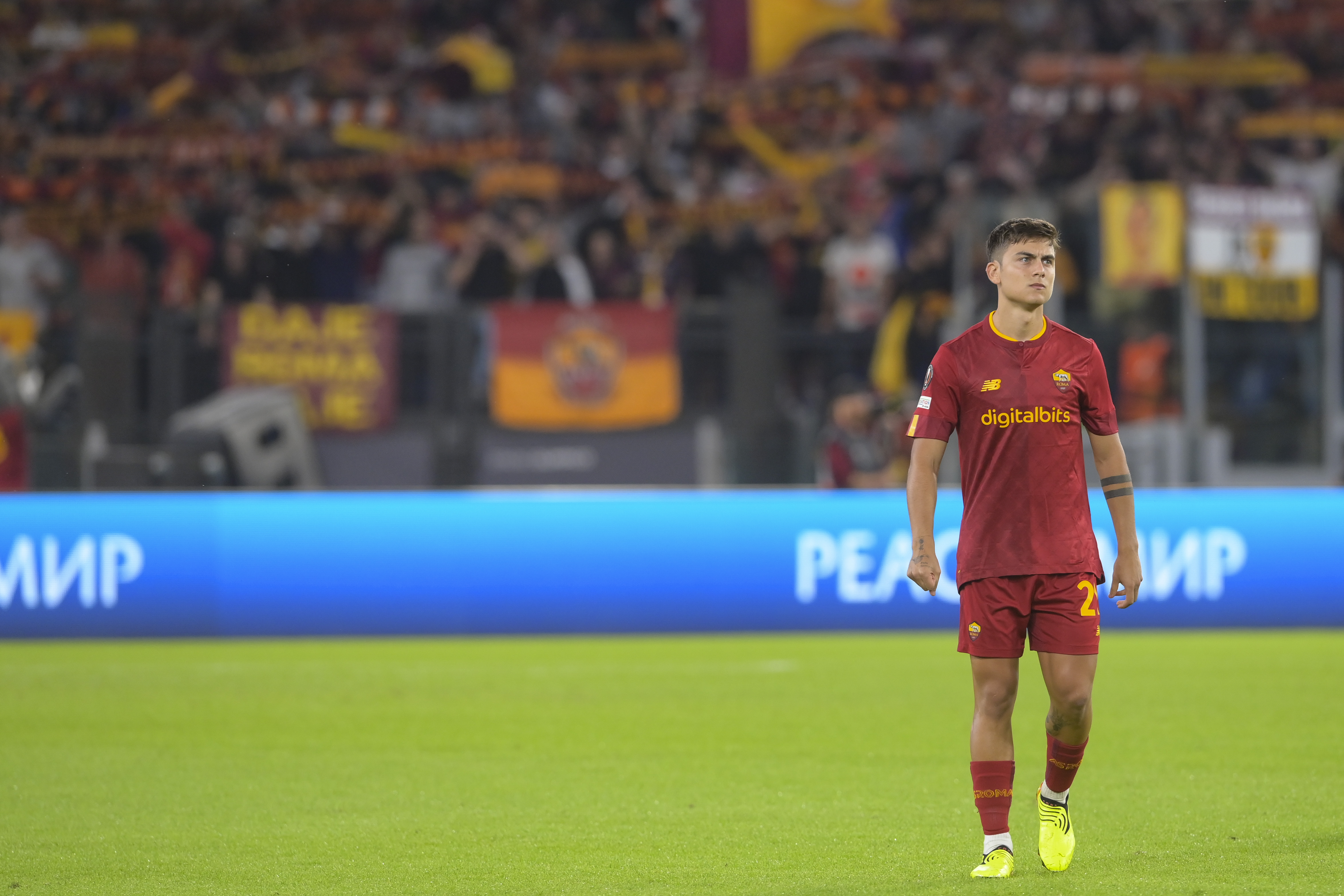 Dybala con la maglia della Roma