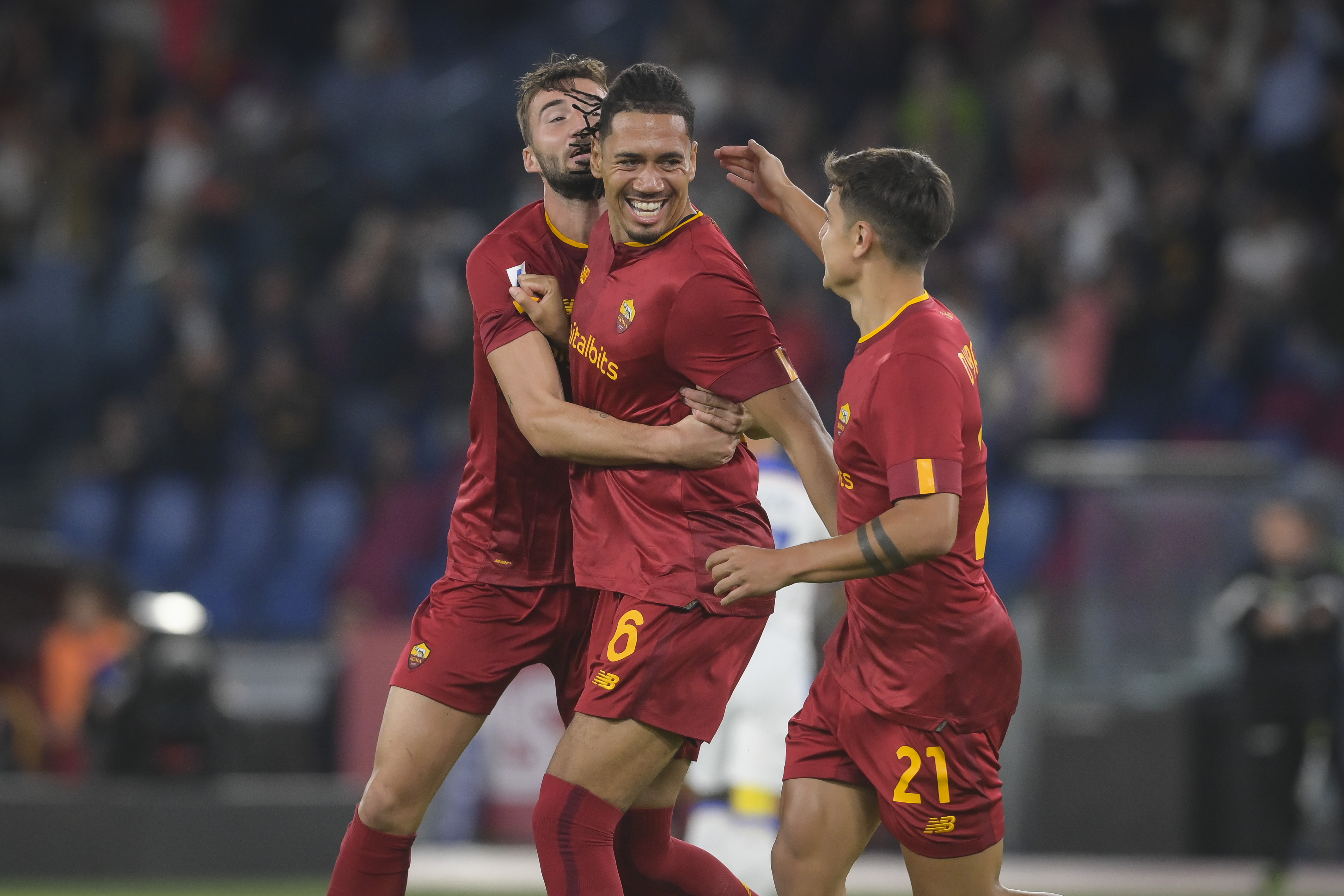 Smalling esulta insieme a Cristante e Dybala dopo il gol contro il Lecce