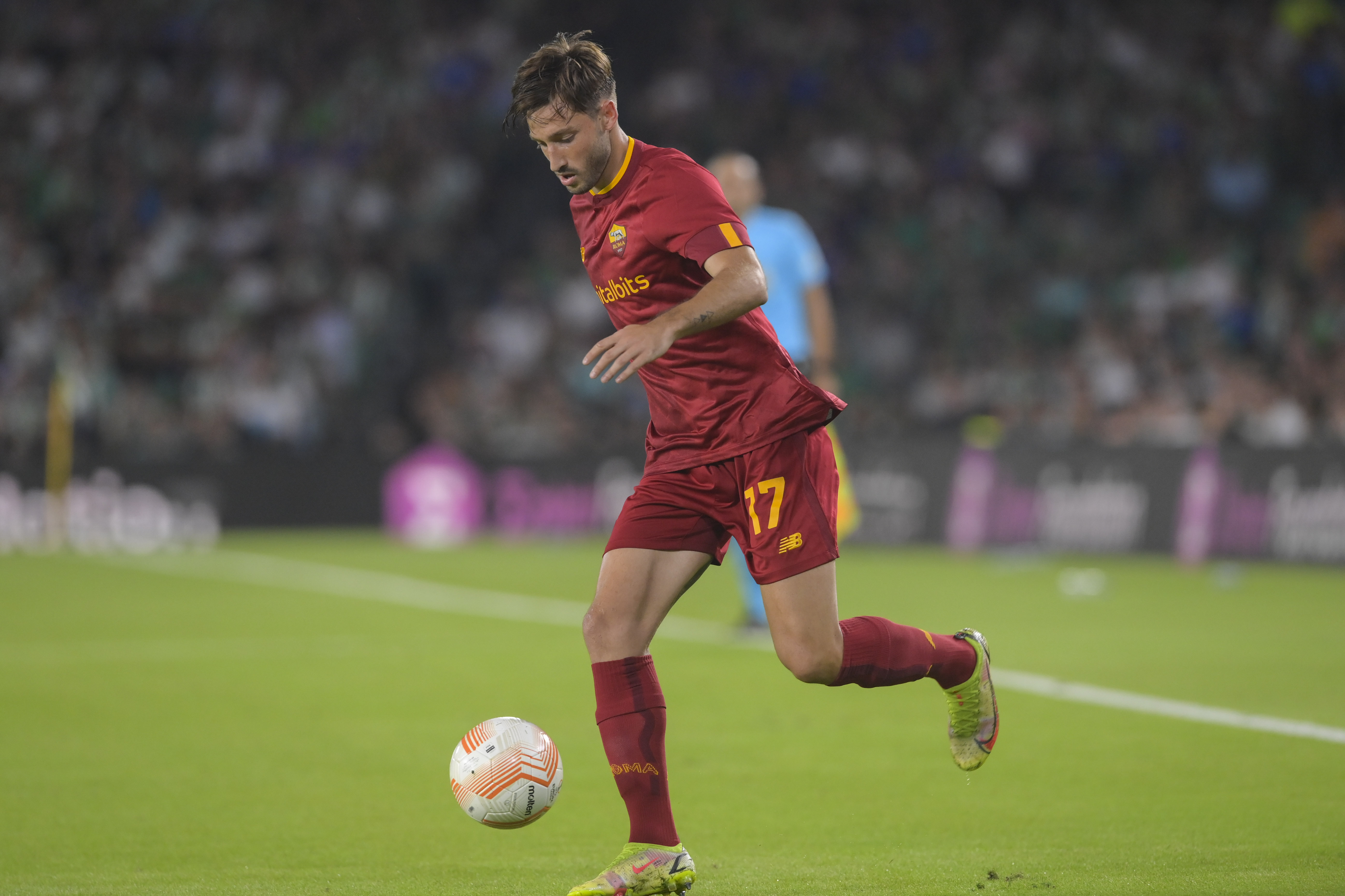 Matias Viña  in campo con la Roma