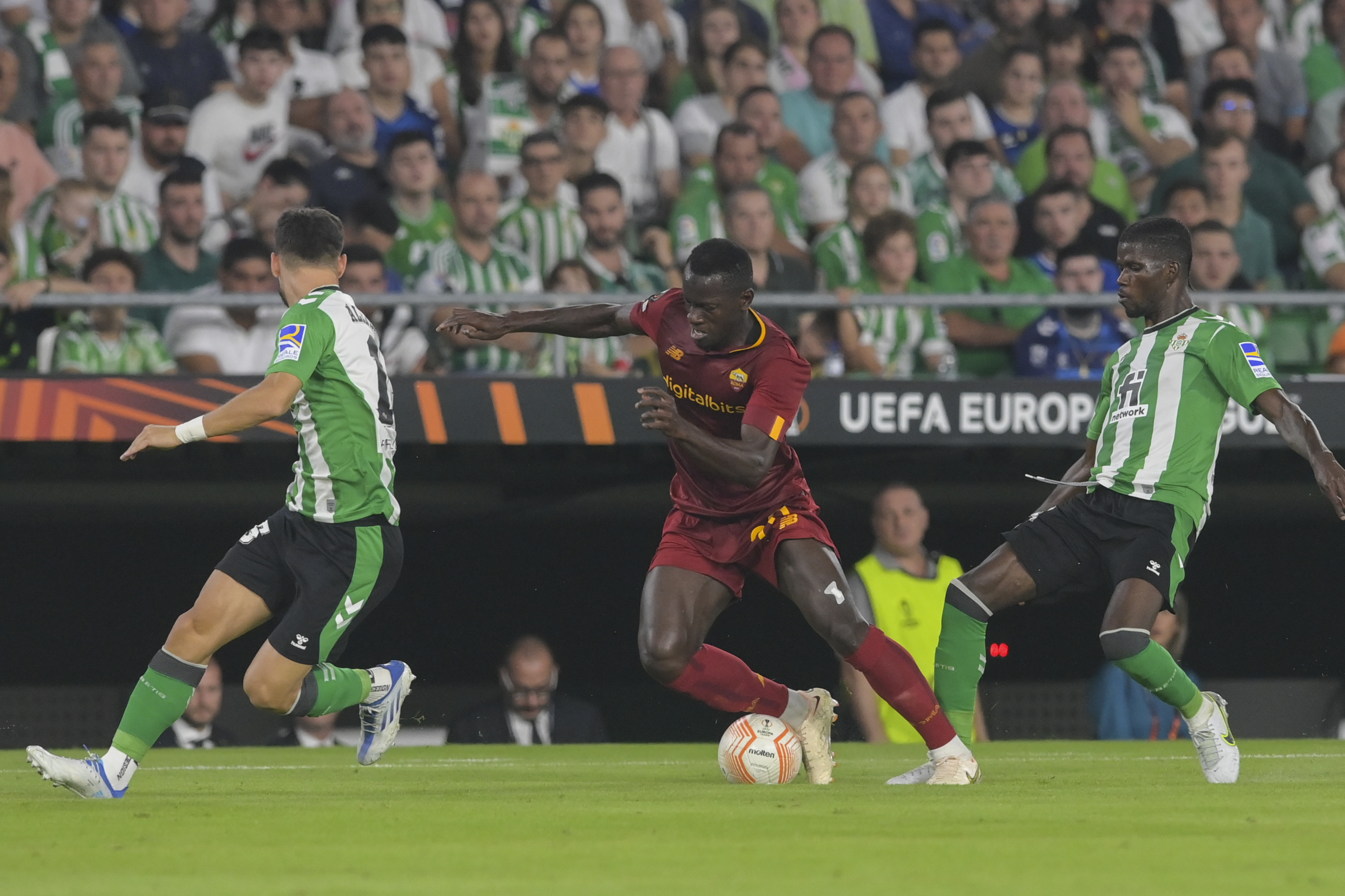 Mady Camara in azione a Siviglia contro il Real Betis