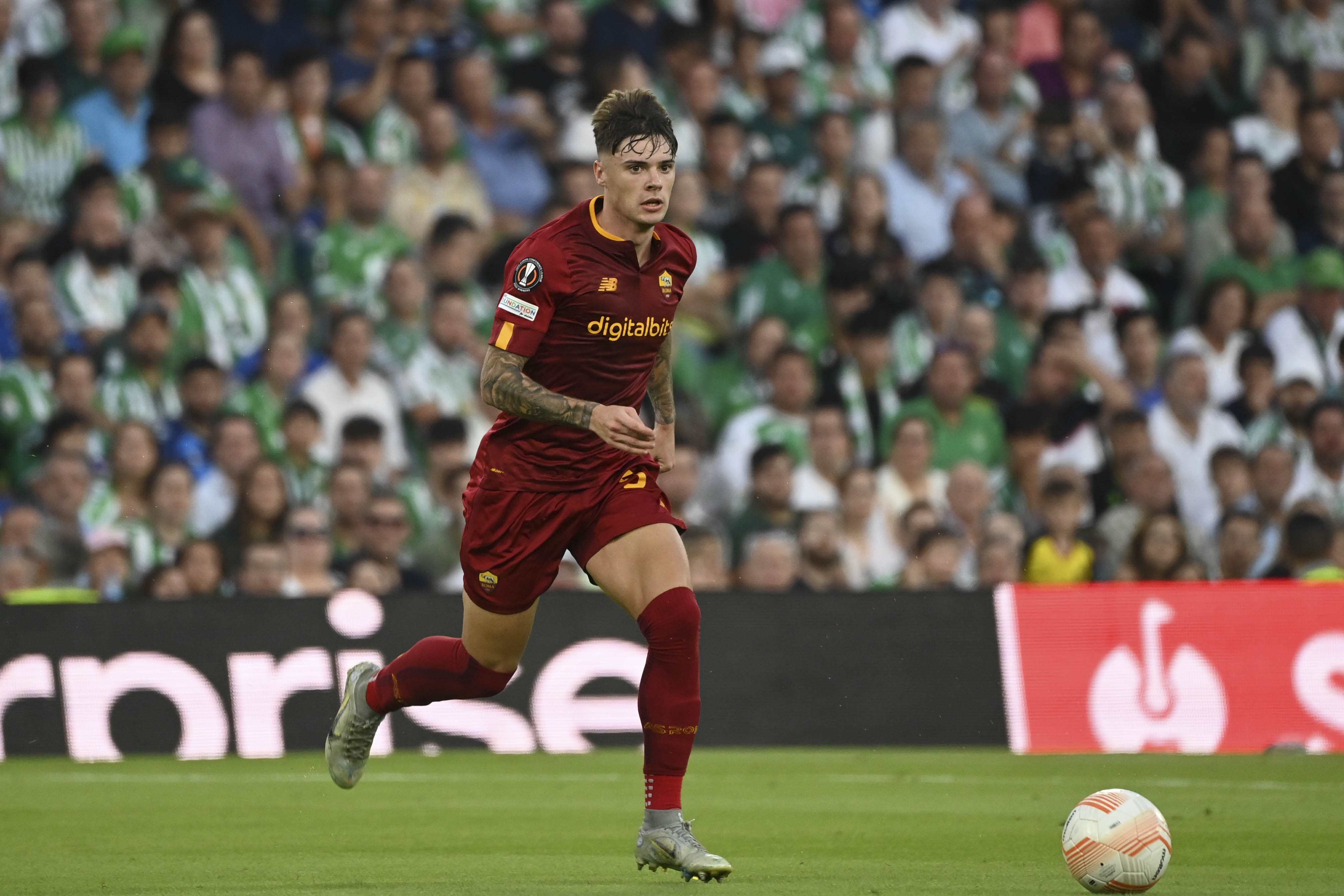 Nicola Zalewski in azione in Europa League