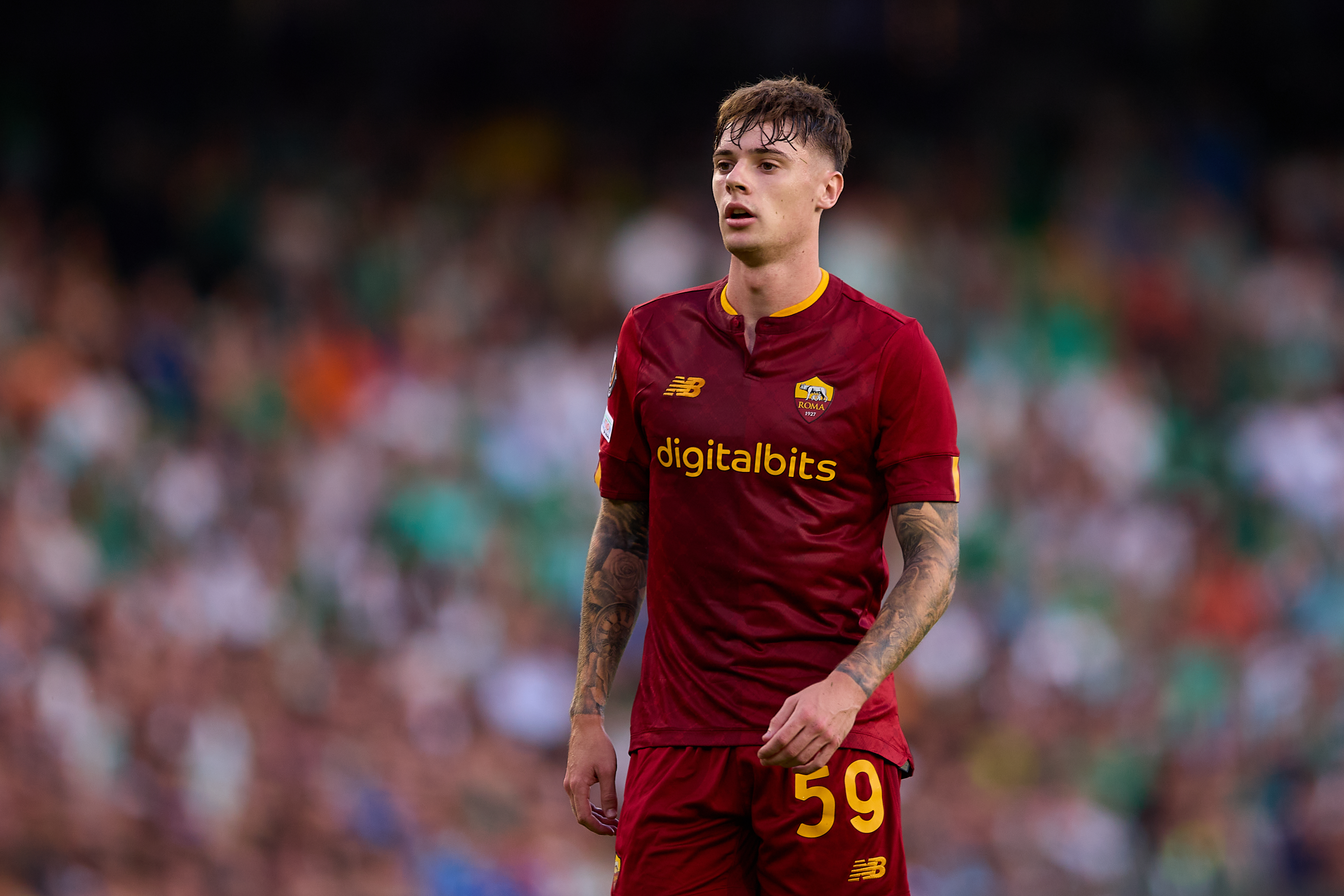 Zalewski in campo con la maglia della Roma