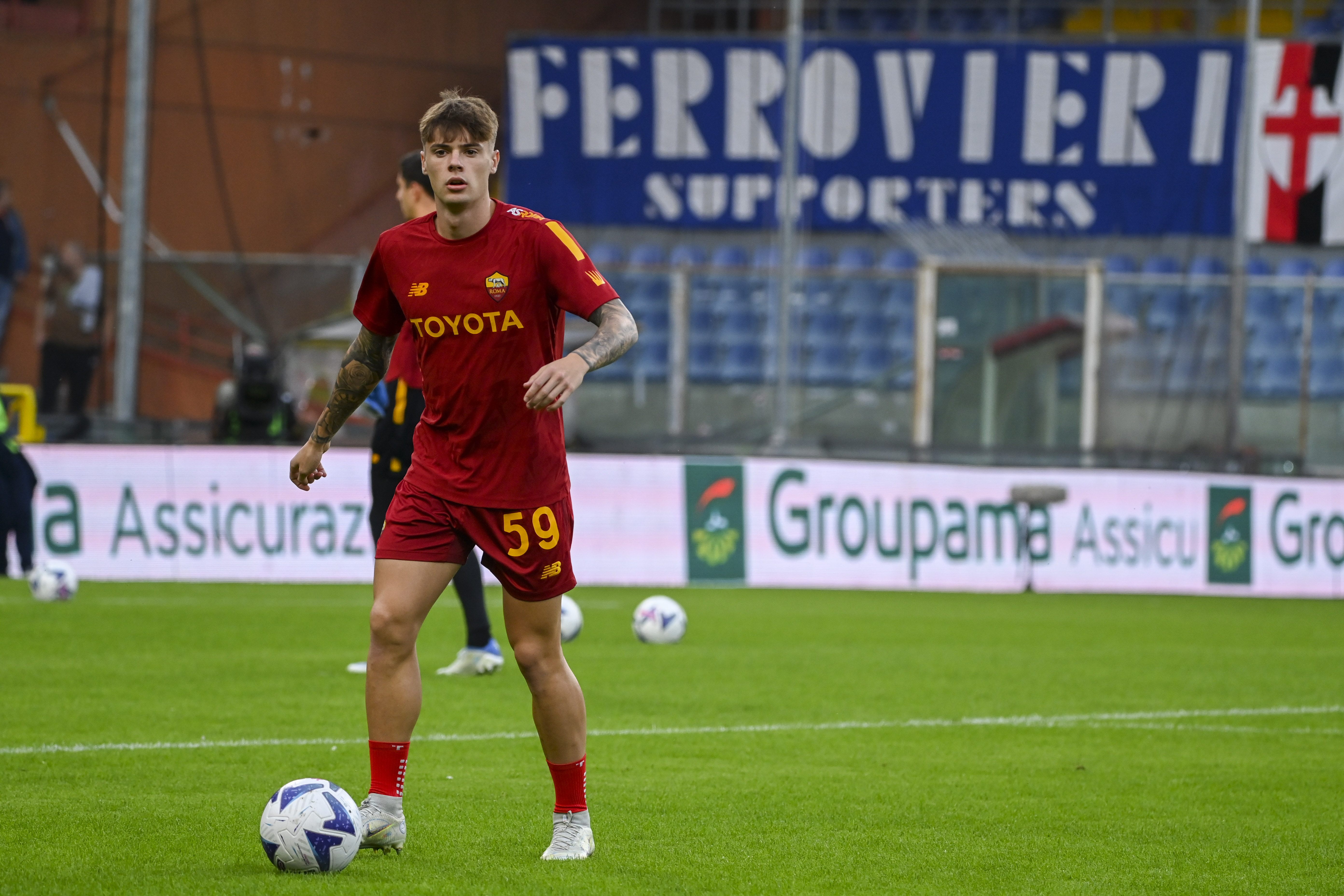 Nicola Zalewski durante il riscaldamento a Marassi