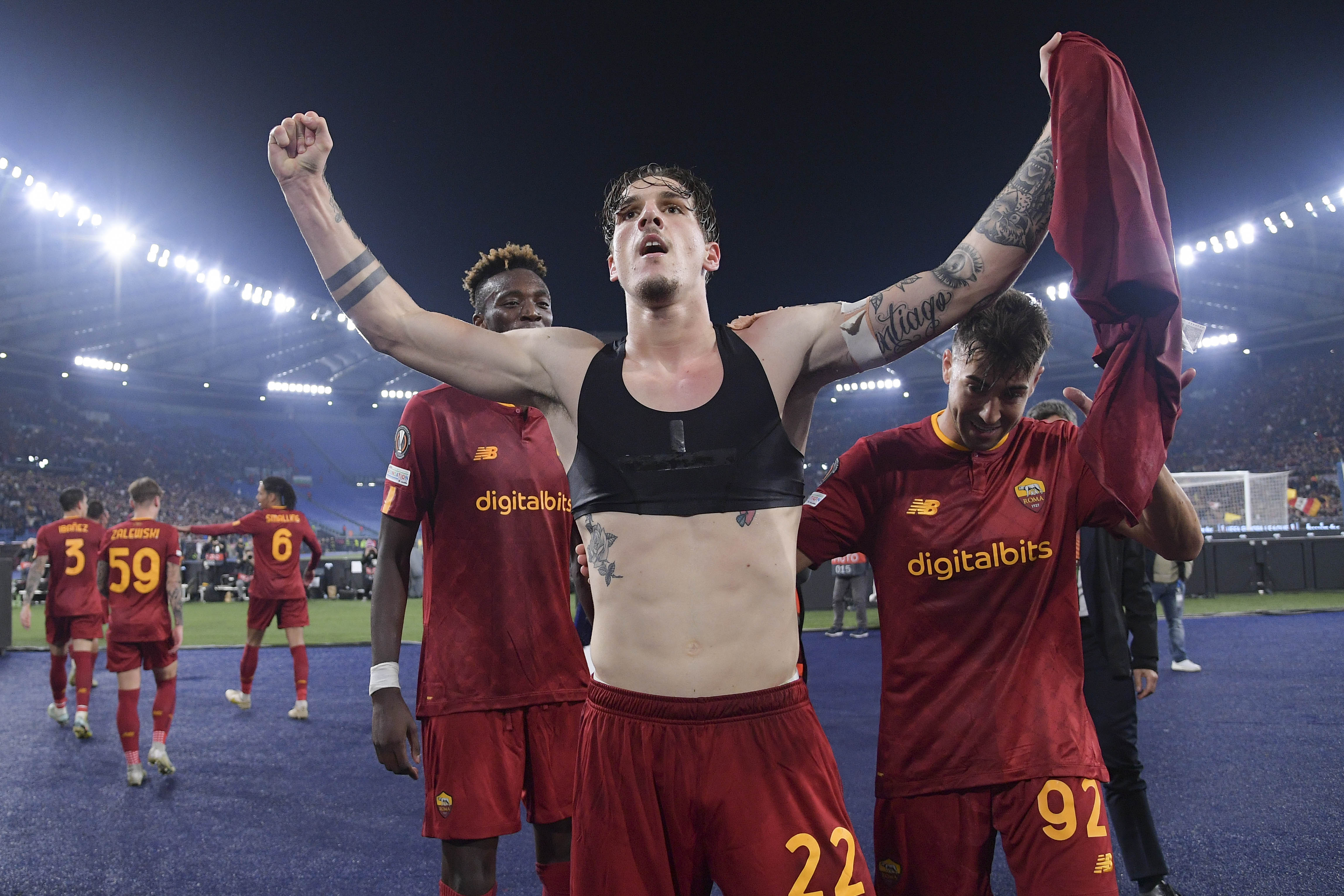 Nicolò Zaniolo esulta sotto la Sud