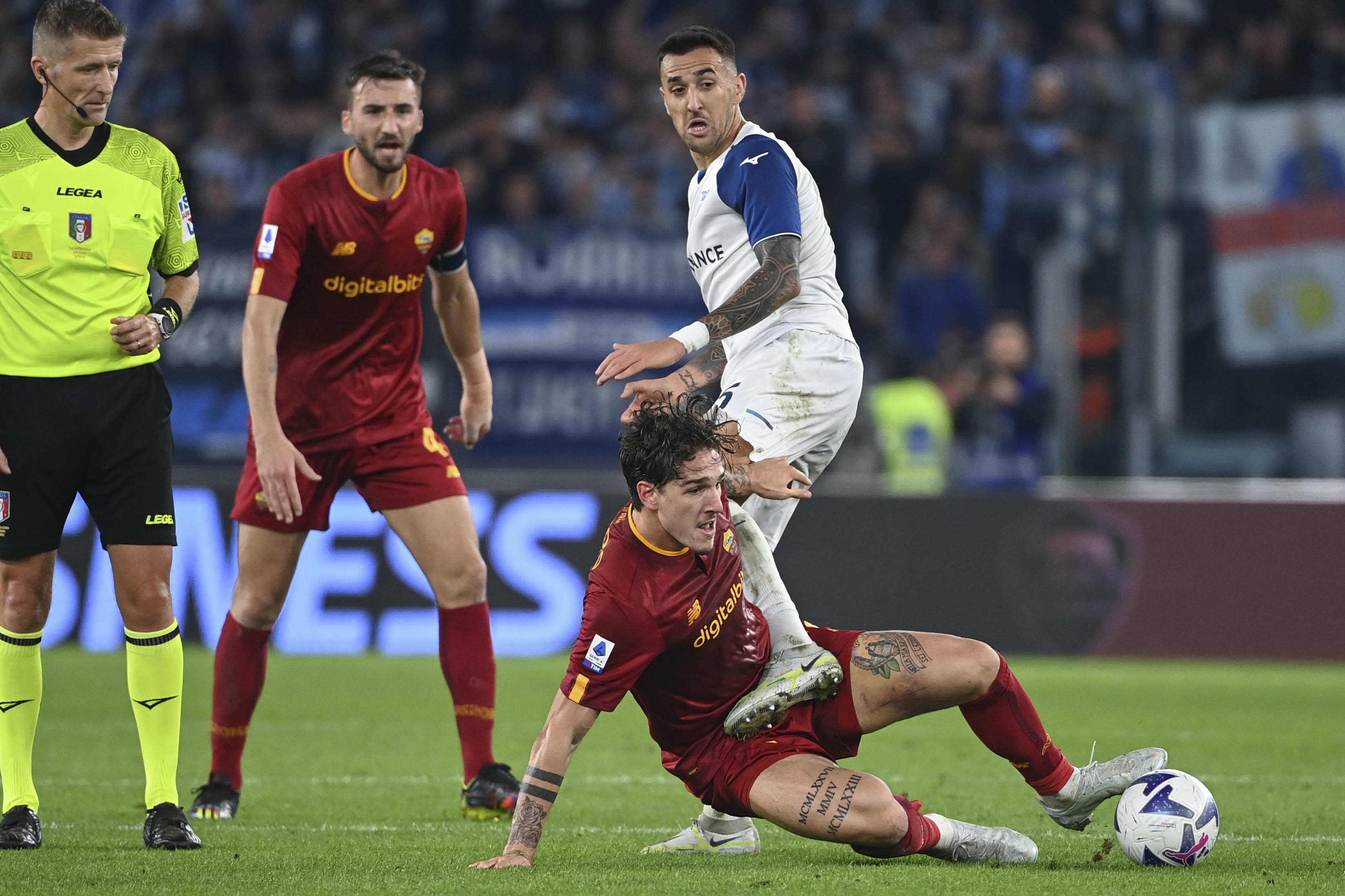 Zaniolo in un contrasto nel derby