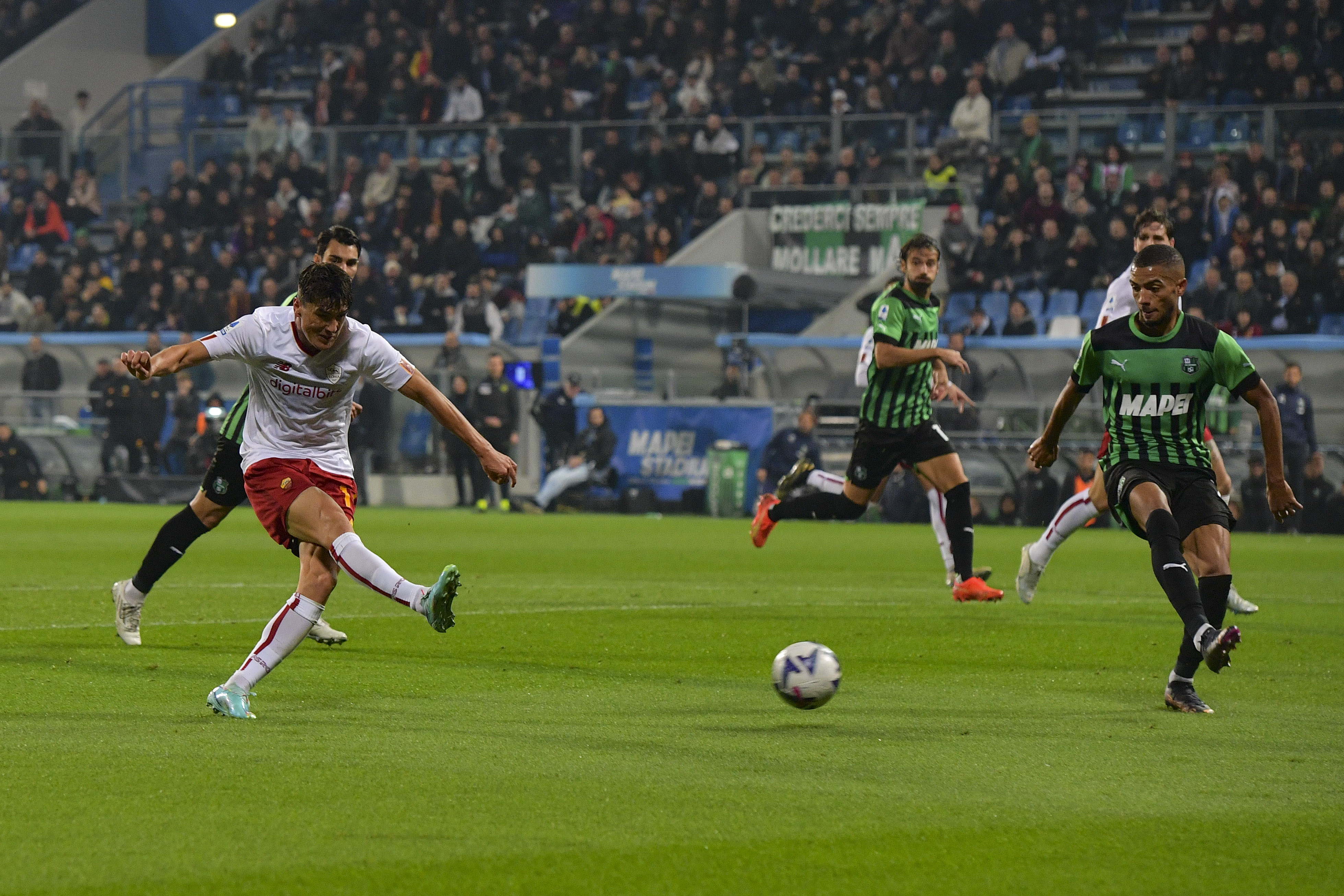 Shomurodov durante una conclusione contro il Sassuolo