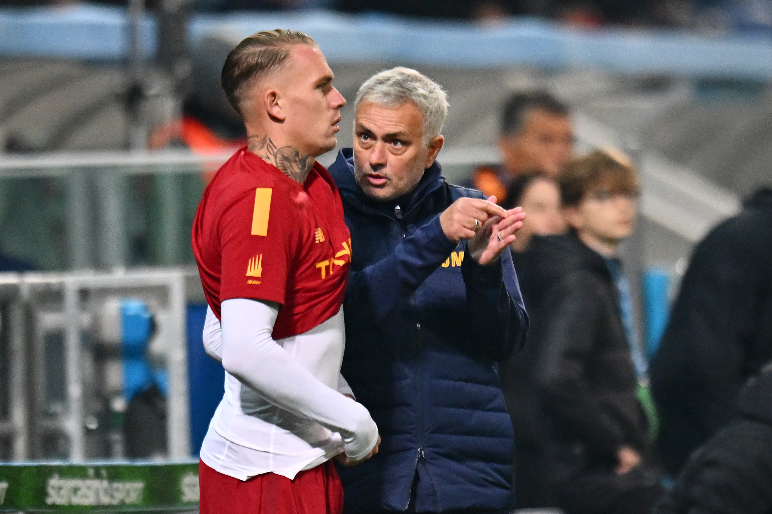 Mourinho e Karsdorp a confronto