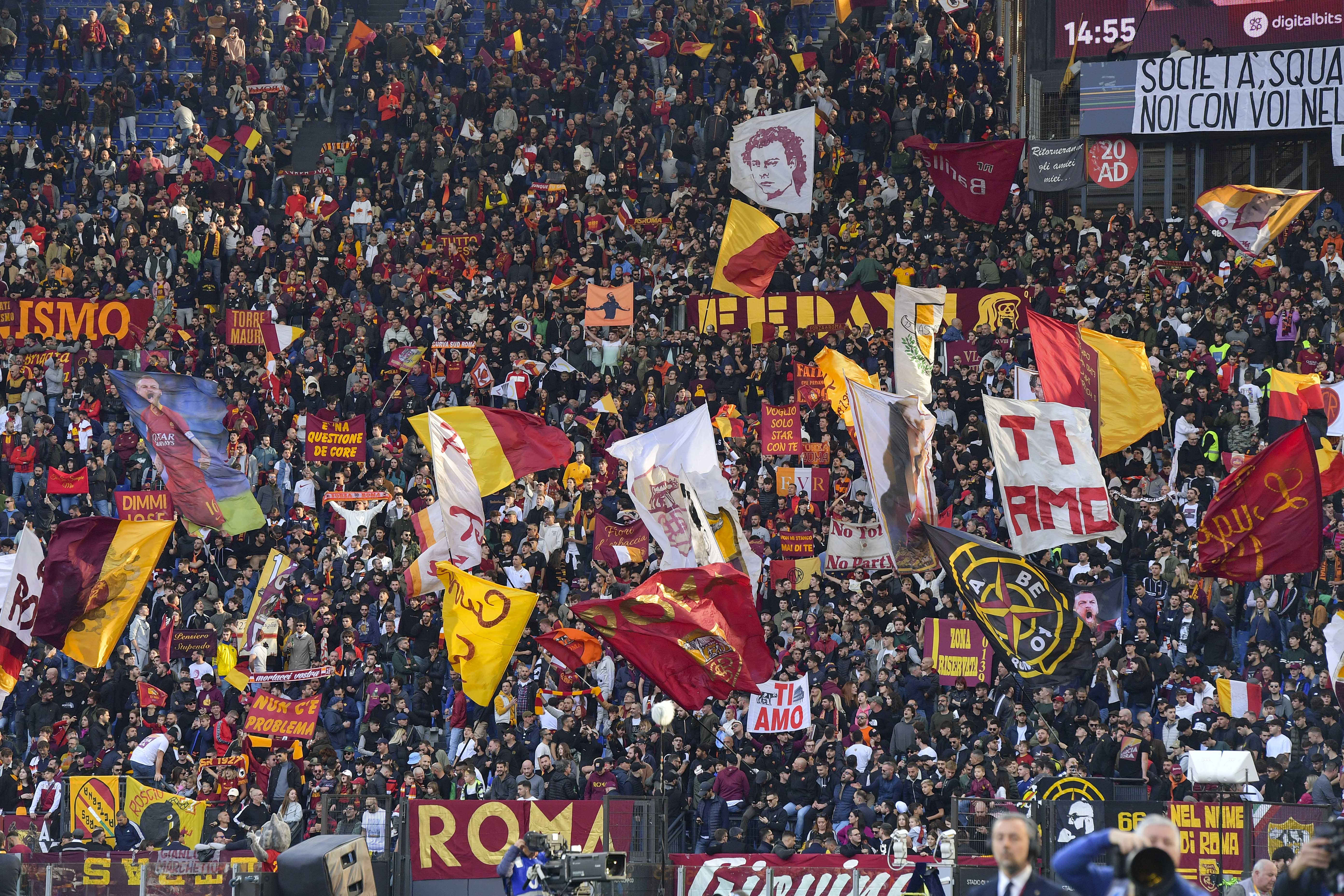 La Curva Sud colorata di giallorosso