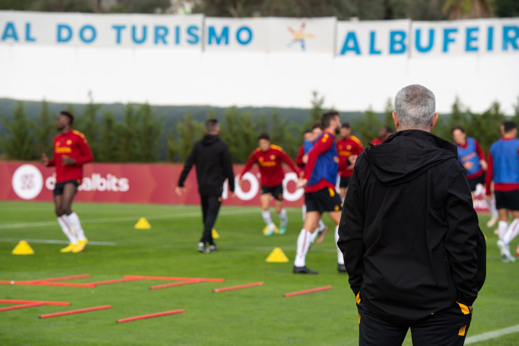 Mourinho osserva i suoi in allenamento